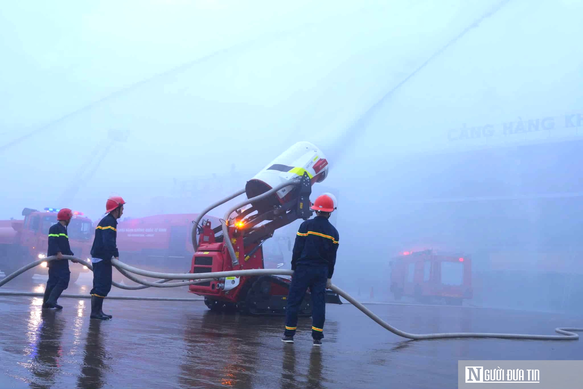 Diễn tập tình huống cháy tại Cảng hàng không quốc tế Vinh- Ảnh 9.