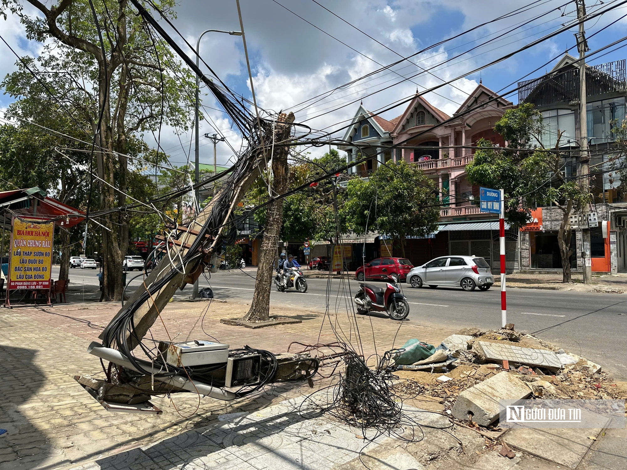 Nghệ An: Cột điện gãy đổ, dây cáp chằng chịt sà xuống đường tiềm ẩn nguy cơ tai nạn - Ảnh 1.