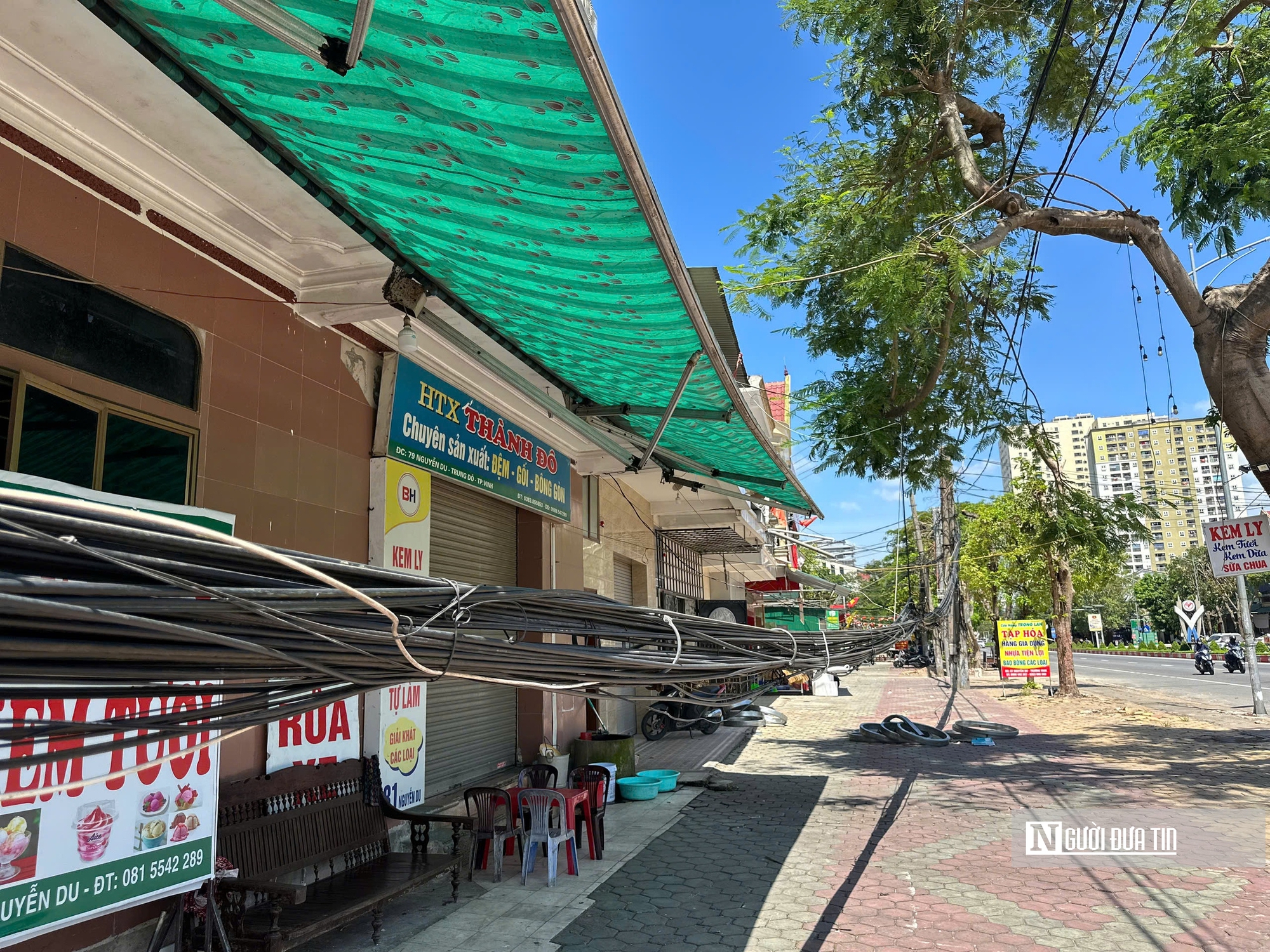 Nghệ An: Cột điện gãy đổ, dây cáp chằng chịt sà xuống đường tiềm ẩn nguy cơ tai nạn - Ảnh 4.