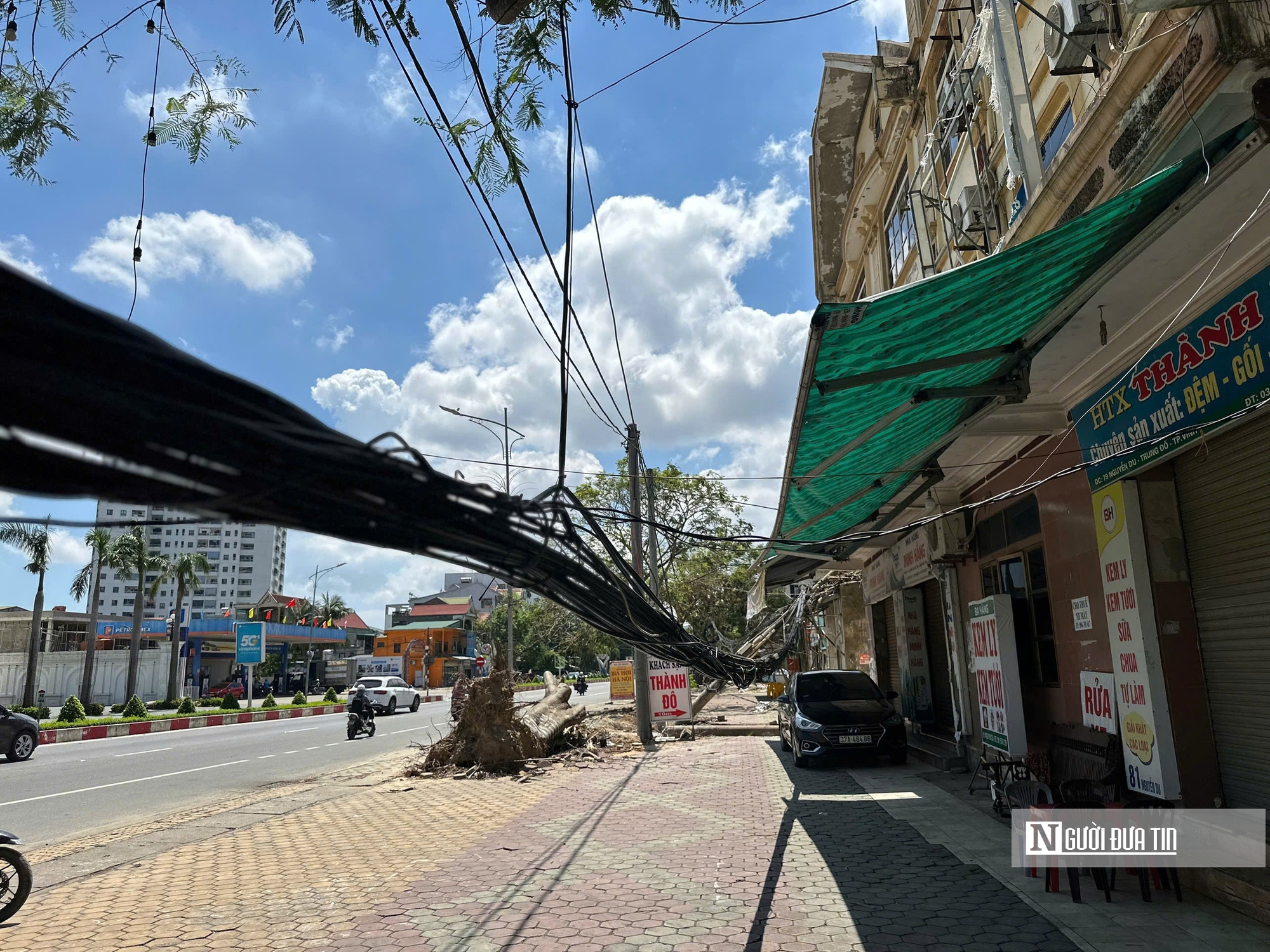 Nghệ An: Cột điện gãy đổ, dây cáp chằng chịt sà xuống đường tiềm ẩn nguy cơ tai nạn - Ảnh 5.