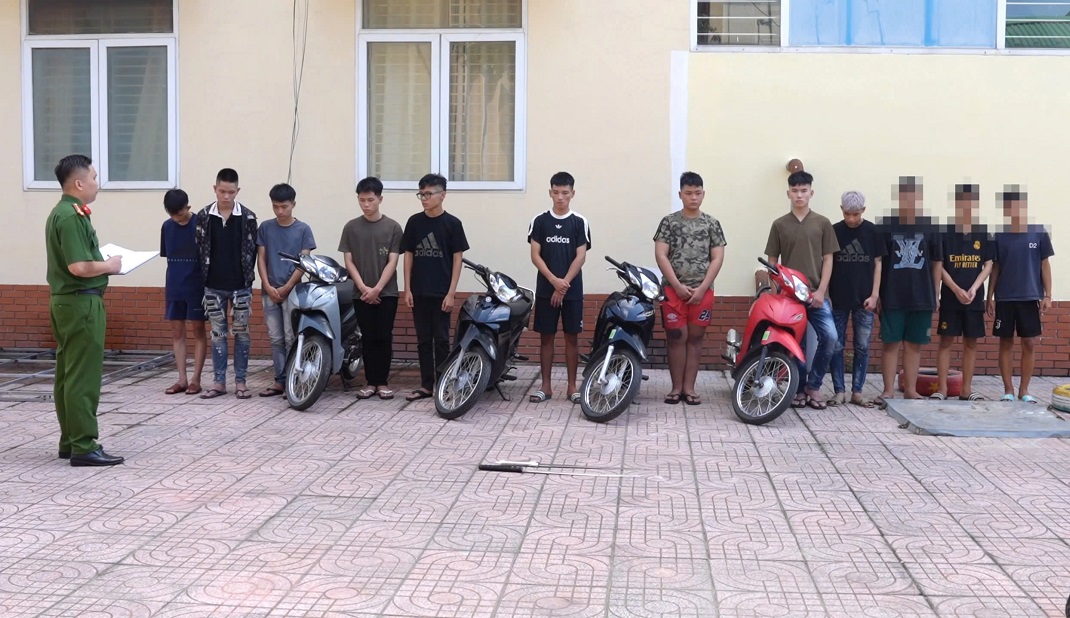 Khởi tố nhóm đối tượng "nổi” trên mạng xã hội vì mang hung khí truy đuổi nhau - Ảnh 1.