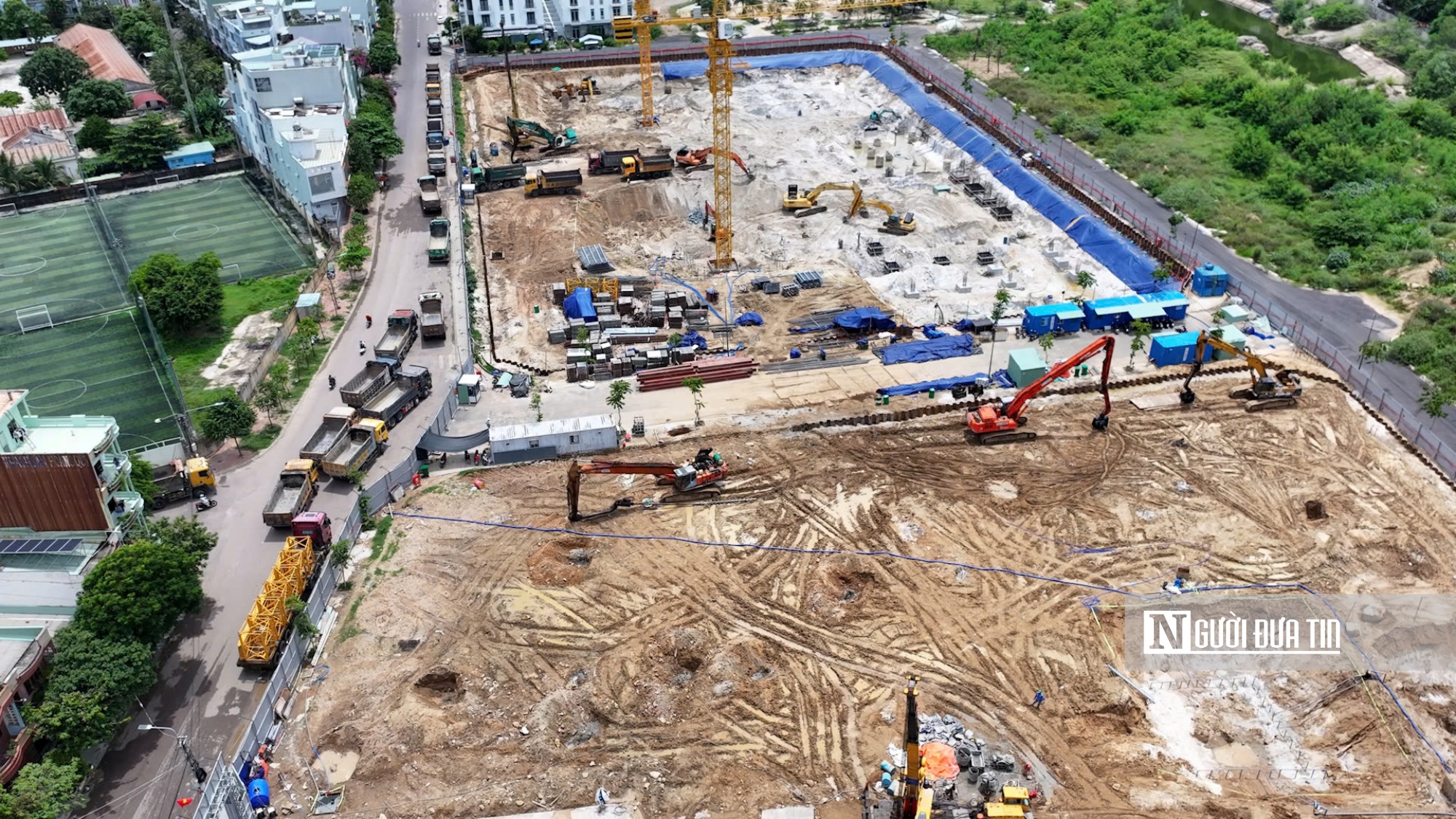 Gia Lai: Đoàn xe ben vô tư chạy đường cấm, chở vật liệu tận thu- Ảnh 1.