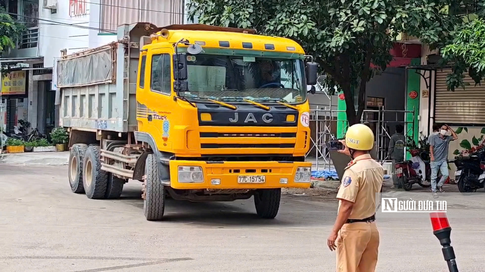 Gia Lai: Đoàn xe ben vô tư chạy đường cấm, chở vật liệu tận thu- Ảnh 5.