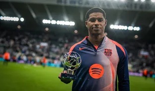 CĐV lao vào sân khi Rashford nhận giải Cầu thủ xuất sắc nhất trận - Ảnh 1.