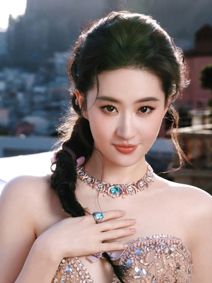 Lưu Diệc Phi bị "réo tên" vì cô gái có diện mạo giống y đúc - Ảnh 3.