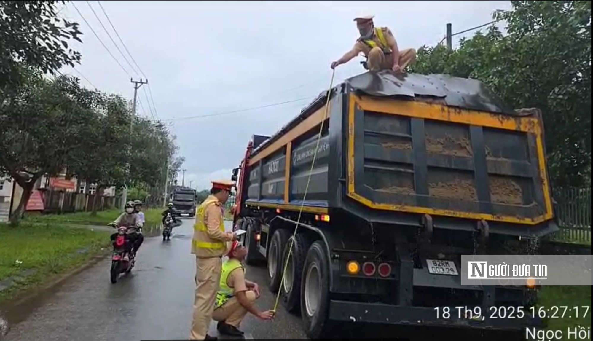 Cảnh sát giao thông tăng cường xử lý xe chở cát "khủng", rơi vãi trên đường Hồ Chí Minh- Ảnh 2.
