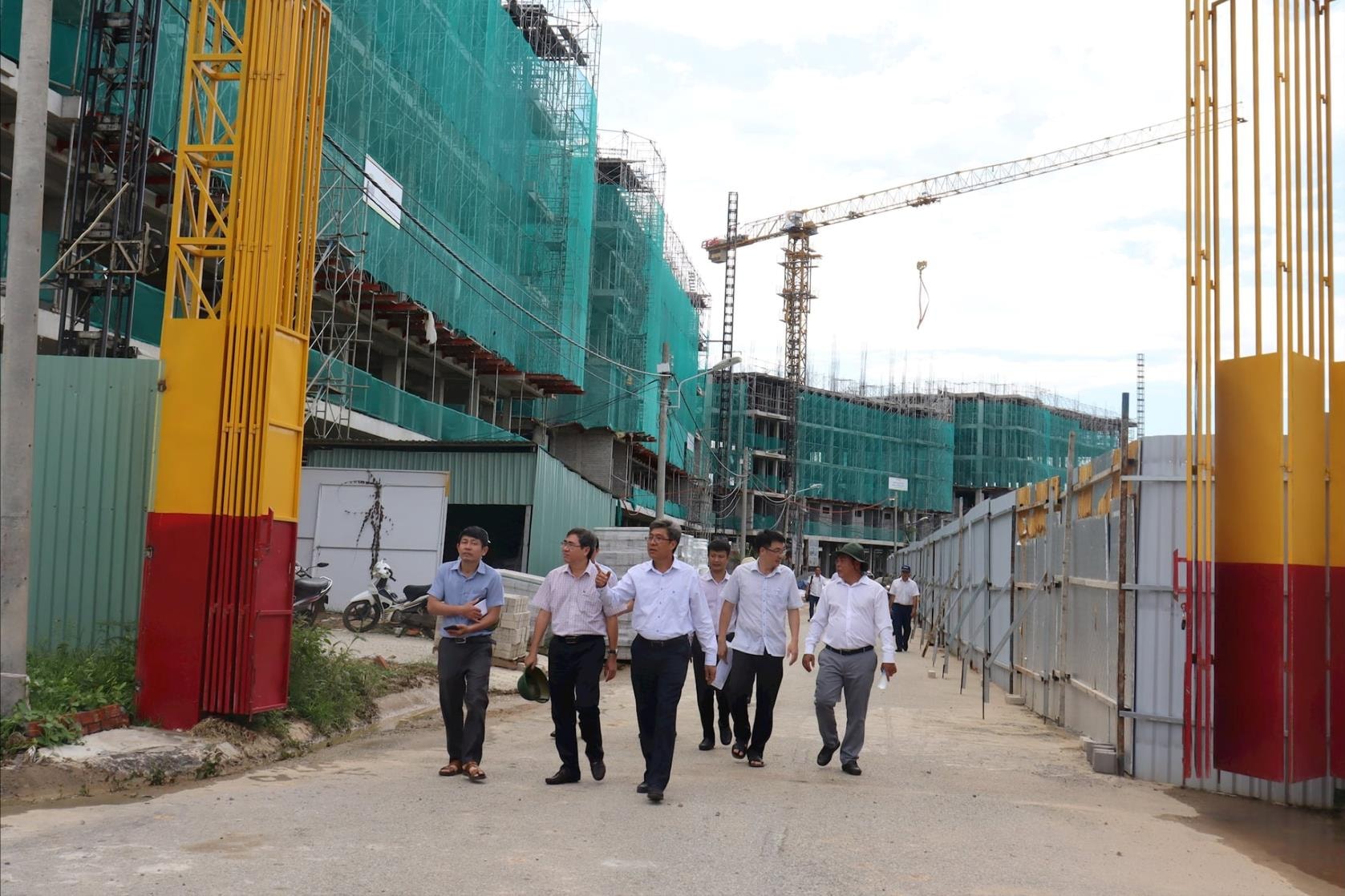 Lãnh đạo tỉnh Lâm Đồng đôn đốc tiến độ Chung cư Sông Cà Ty và Công viên Hùng Vương - Ảnh 1.