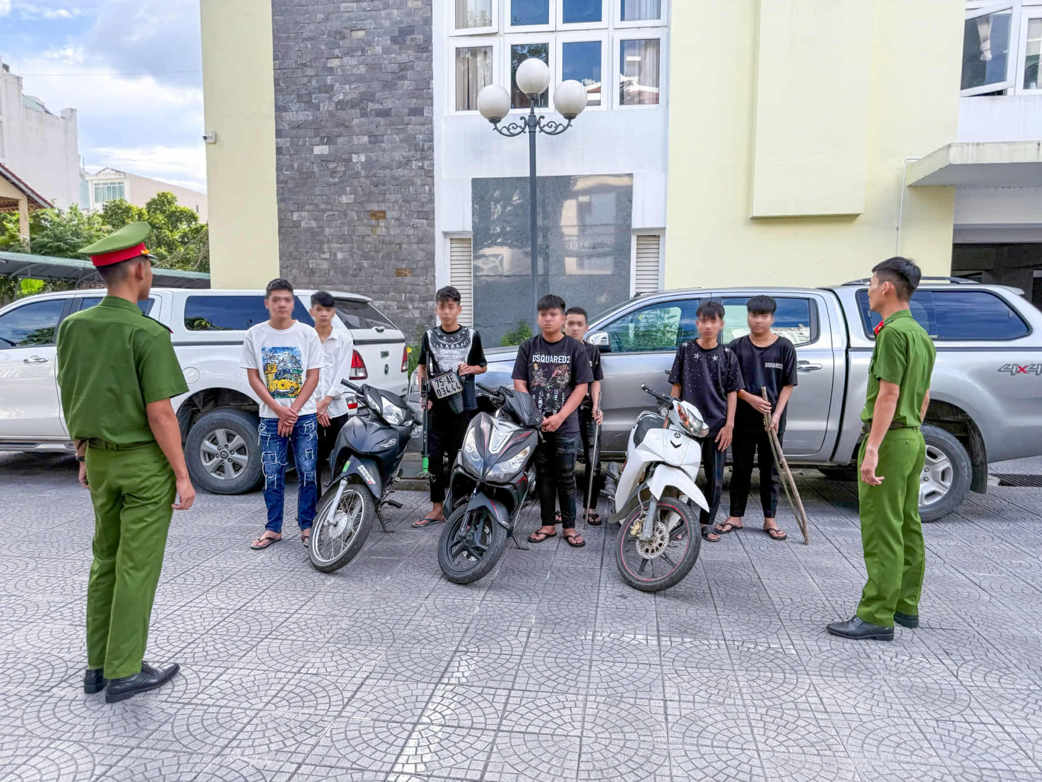 Bắt nhóm thiếu niên táo tợn chặn đường đánh người cướp của trong đêm- Ảnh 1.