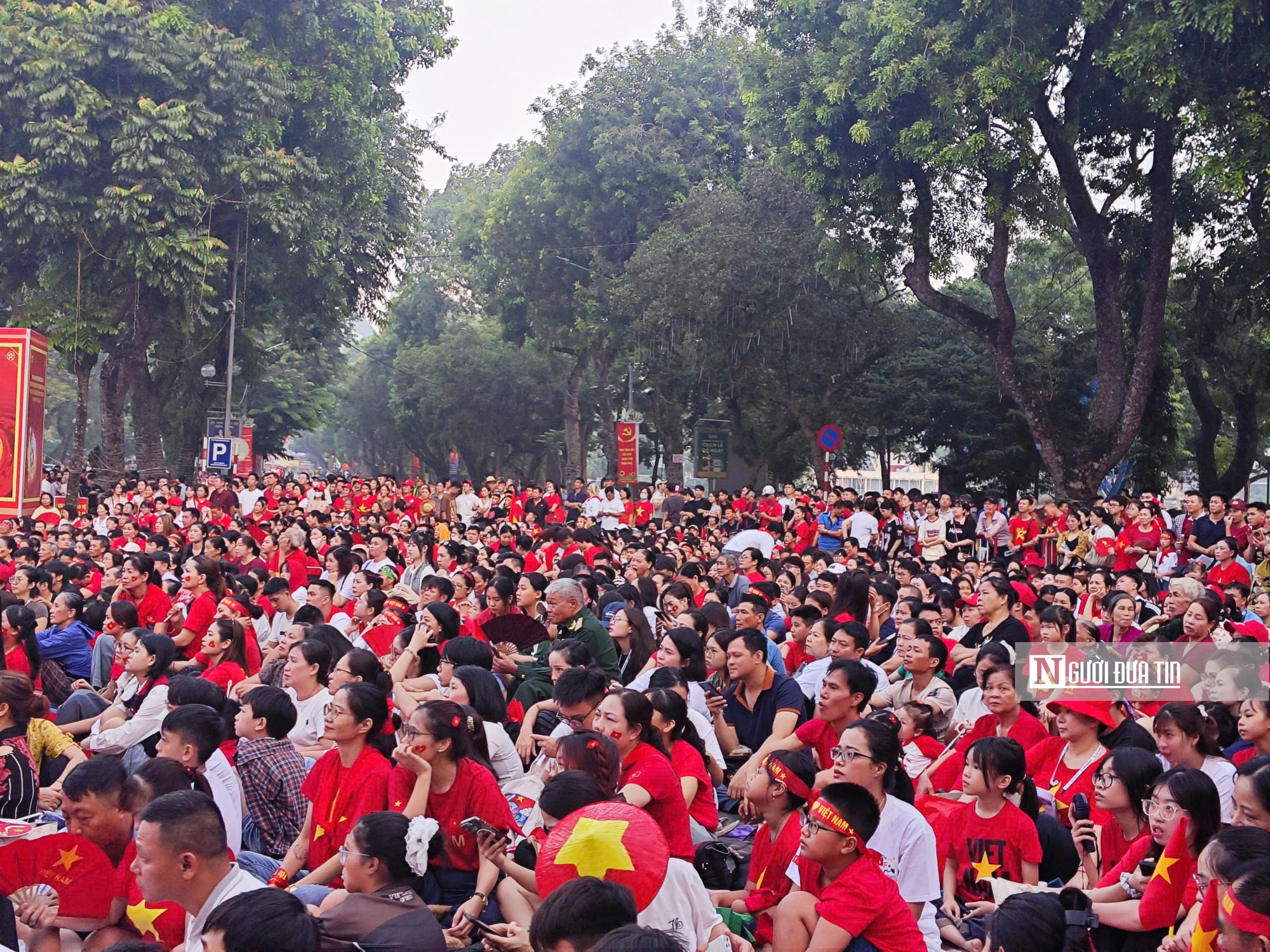 Người dân háo hức tại Công viên Thống Nhất theo dõi diễu binh A80- Ảnh 2. Người dân háo hức tại Công viên Thống Nhất theo dõi diễu binh A80- Ảnh 2.