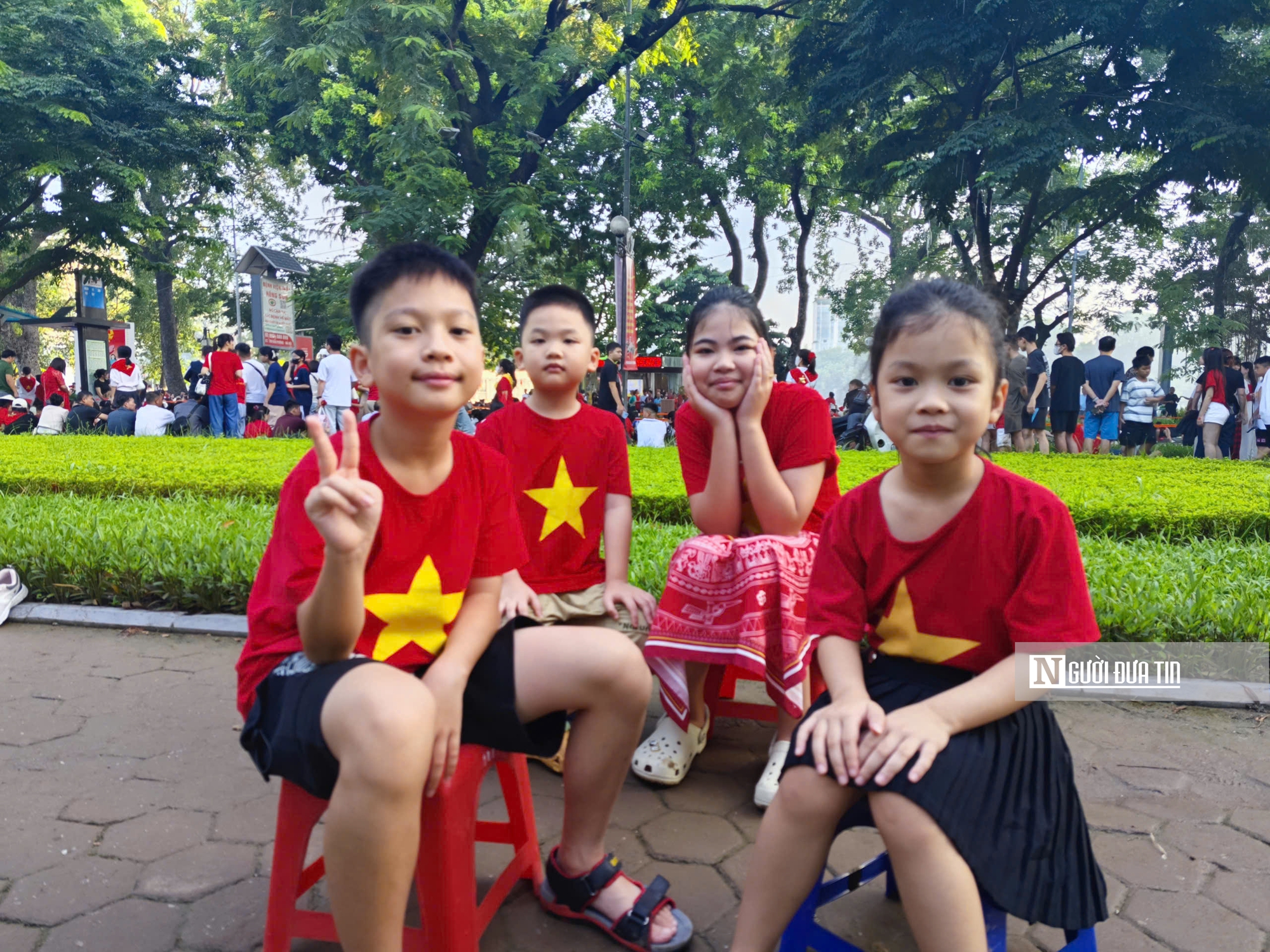 Người dân háo hức tại Công viên Thống Nhất theo dõi diễu binh A80- Ảnh 4. Người dân háo hức tại Công viên Thống Nhất theo dõi diễu binh A80- Ảnh 4.