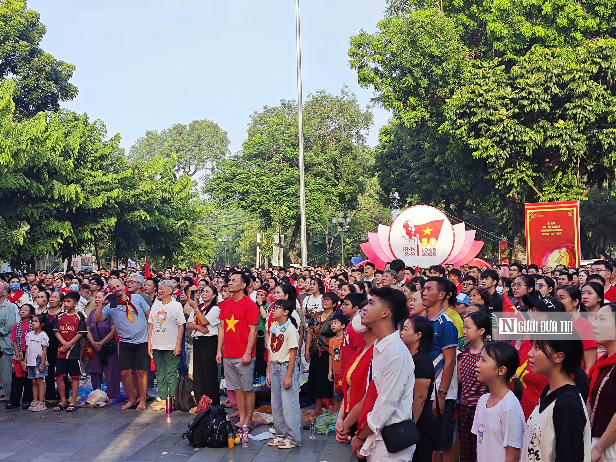 Người dân háo hức tại Công viên Thống Nhất theo dõi diễu binh A80- Ảnh 5. Người dân háo hức tại Công viên Thống Nhất theo dõi diễu binh A80- Ảnh 5.
