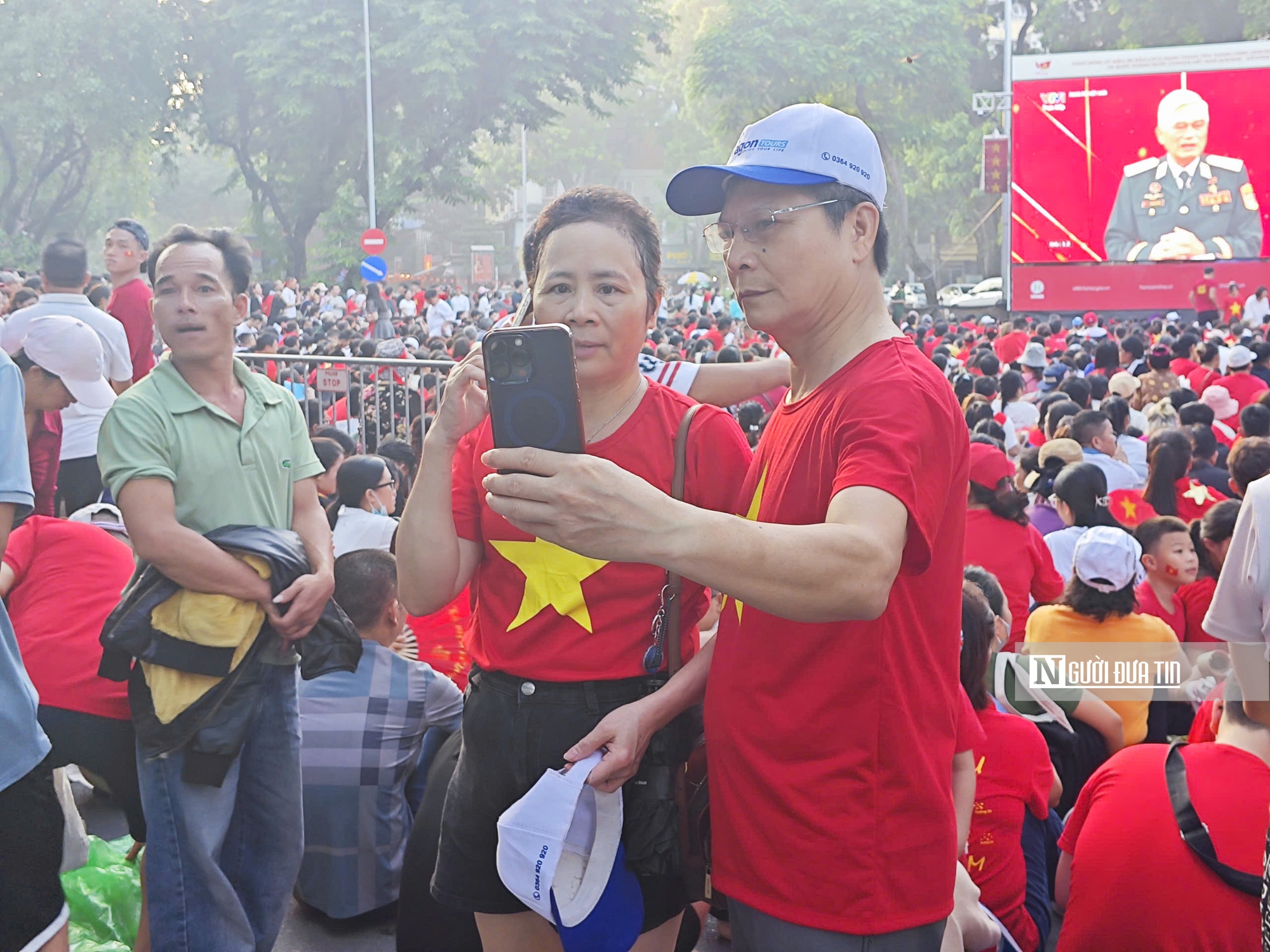 Người dân háo hức tại Công viên Thống Nhất theo dõi diễu binh A80- Ảnh 6. Người dân háo hức tại Công viên Thống Nhất theo dõi diễu binh A80- Ảnh 6.