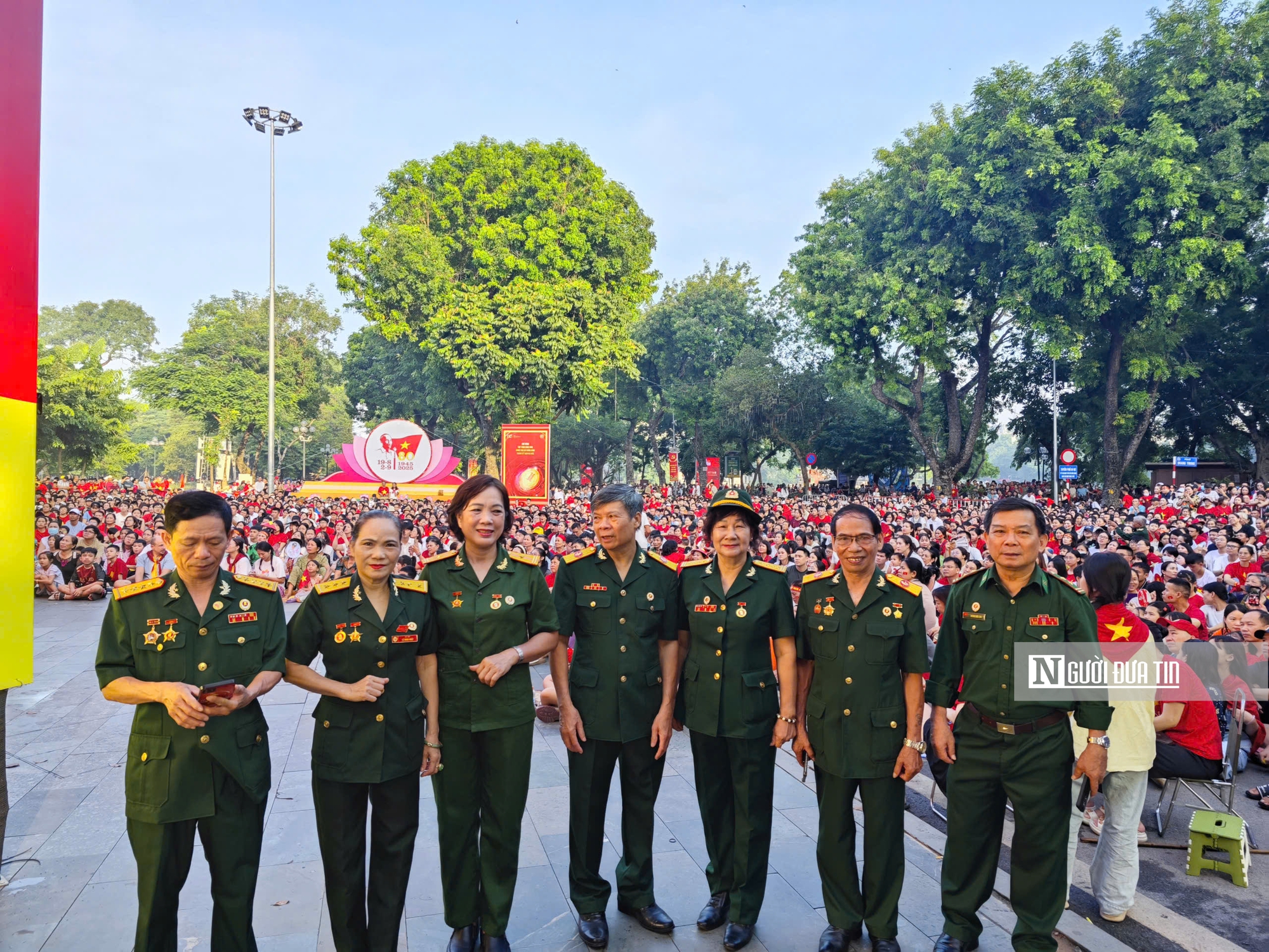Người dân háo hức tại Công viên Thống Nhất theo dõi diễu binh A80- Ảnh 10. Người dân háo hức tại Công viên Thống Nhất theo dõi diễu binh A80- Ảnh 10.