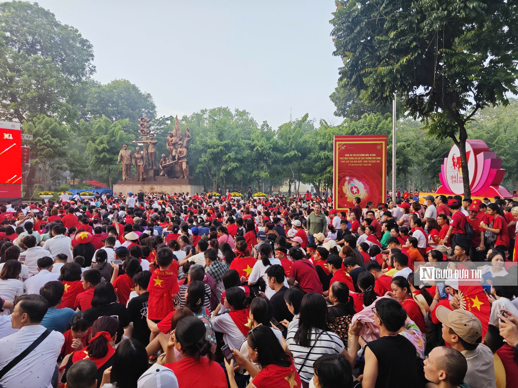 Người dân háo hức tại Công viên Thống Nhất theo dõi diễu binh A80- Ảnh 11. Người dân háo hức tại Công viên Thống Nhất theo dõi diễu binh A80- Ảnh 11.