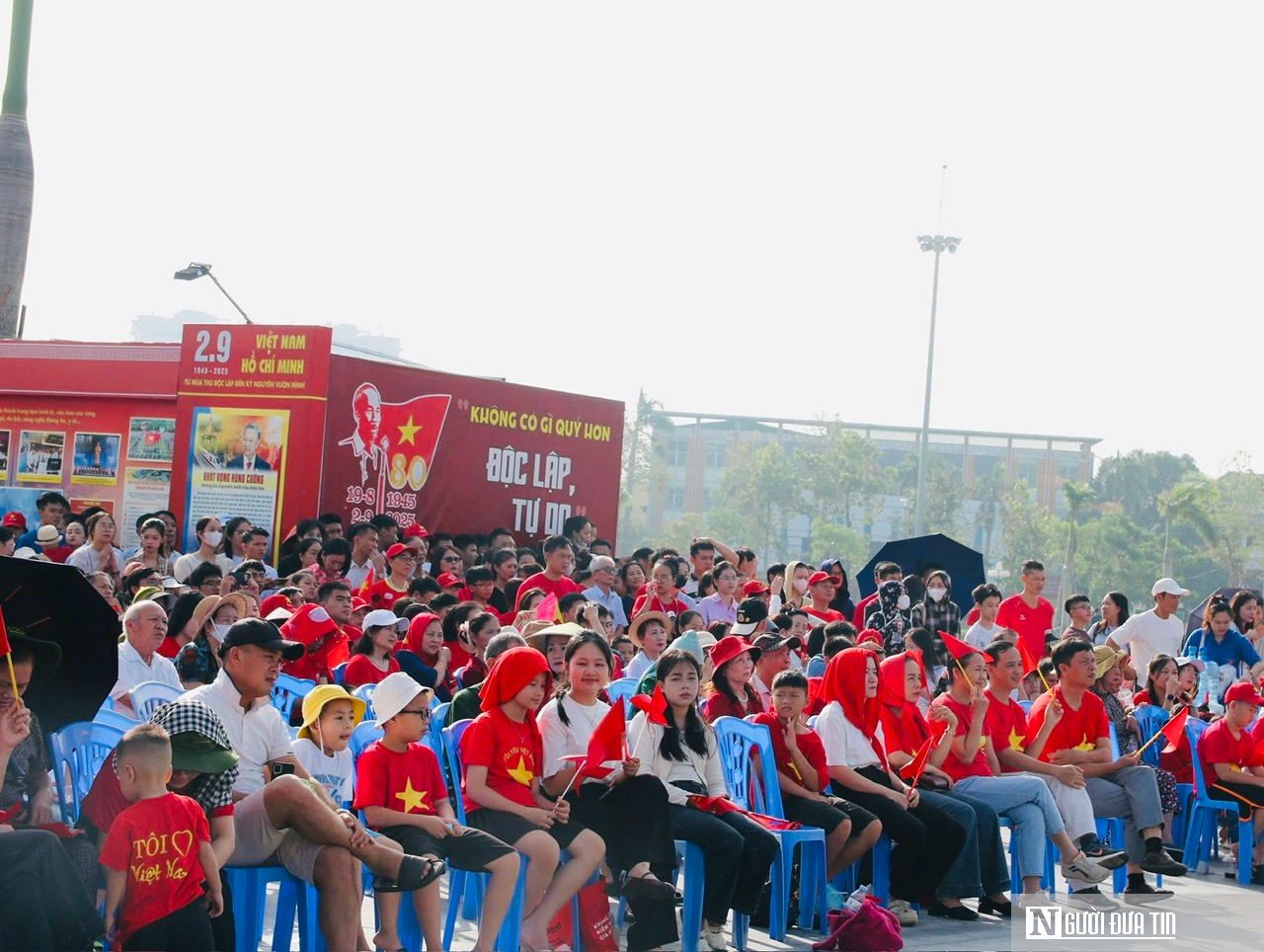 Hàng nghìn người dân Nghệ An háo hức đổ về Quảng trường Hồ Chí Minh xem diễu binh, diễu hành A80- Ảnh 1. Hàng nghìn người dân Nghệ An háo hức đổ về Quảng trường Hồ Chí Minh xem diễu binh, diễu hành A80- Ảnh 1.