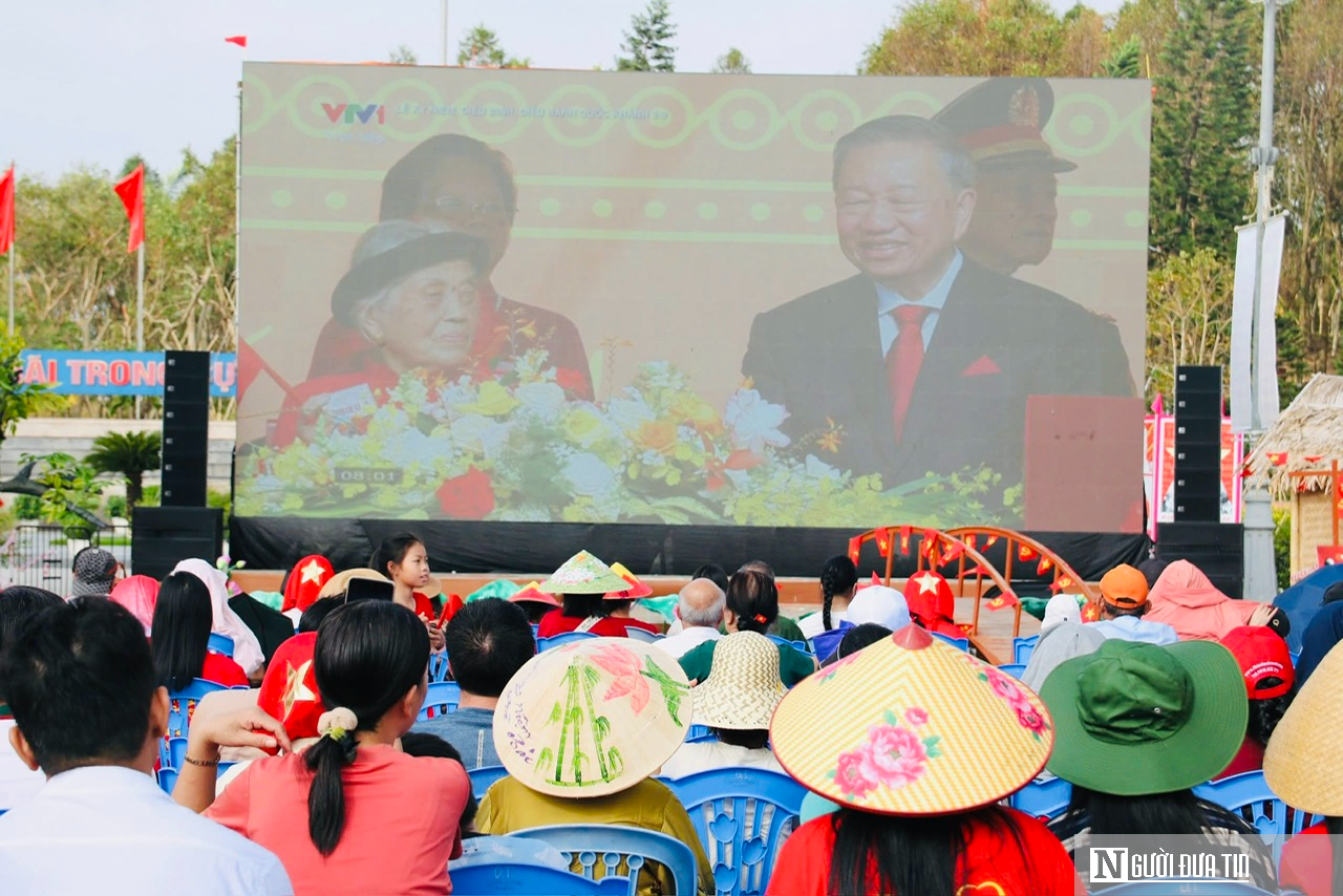 Hàng nghìn người dân Nghệ An háo hức đổ về Quảng trường Hồ Chí Minh xem diễu binh, diễu hành A80- Ảnh 2. Hàng nghìn người dân Nghệ An háo hức đổ về Quảng trường Hồ Chí Minh xem diễu binh, diễu hành A80- Ảnh 2.