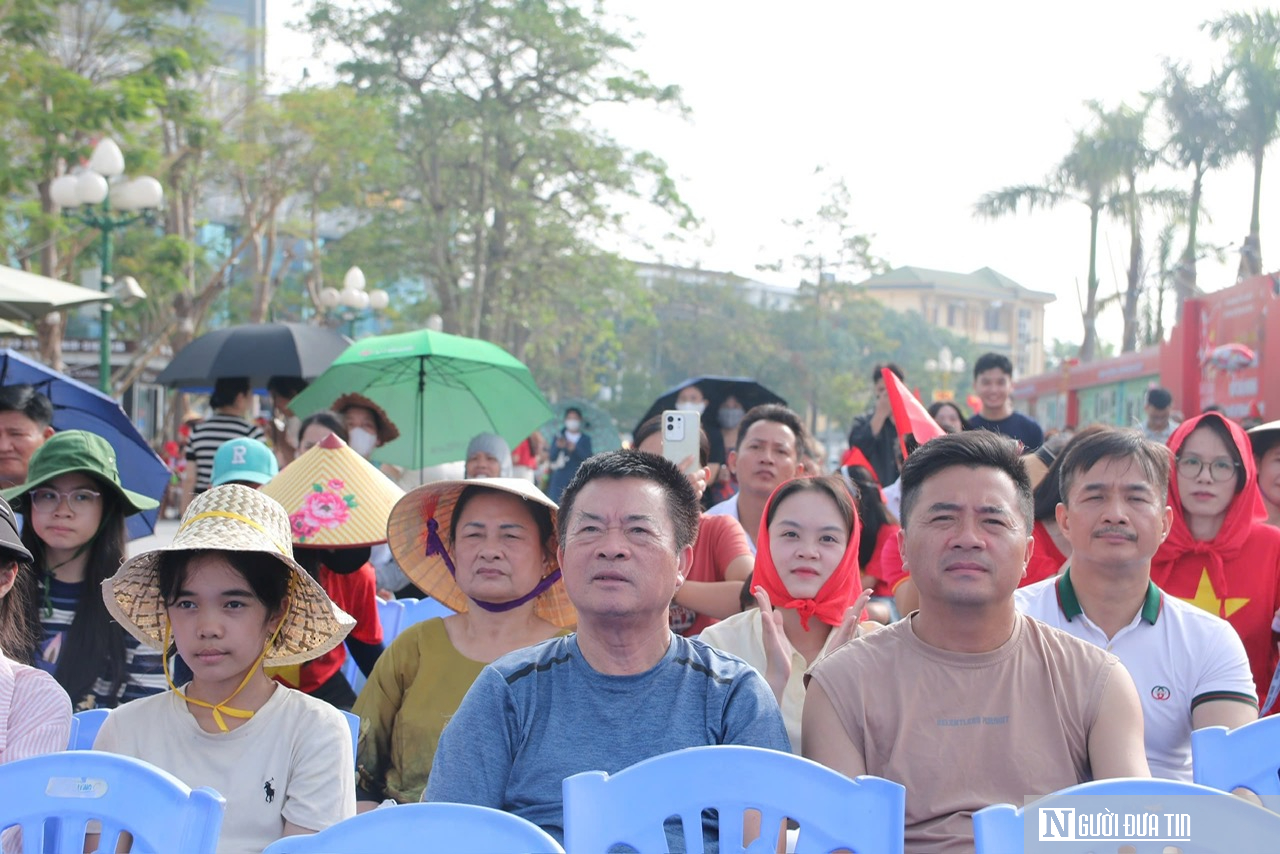 Hàng nghìn người dân Nghệ An háo hức đổ về Quảng trường Hồ Chí Minh xem diễu binh, diễu hành A80- Ảnh 4. Hàng nghìn người dân Nghệ An háo hức đổ về Quảng trường Hồ Chí Minh xem diễu binh, diễu hành A80- Ảnh 4.