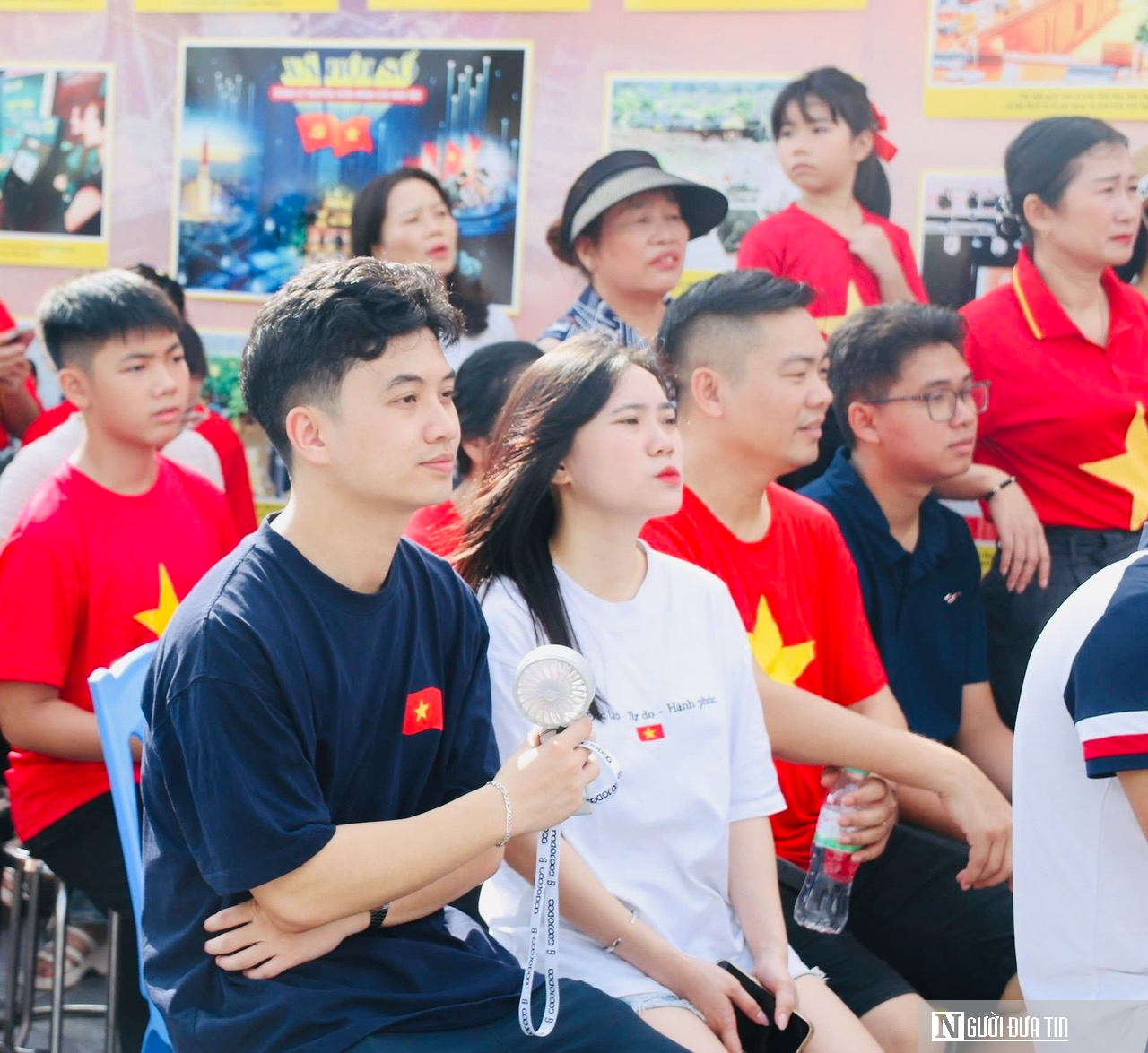 Hàng nghìn người dân Nghệ An háo hức đổ về Quảng trường Hồ Chí Minh xem diễu binh, diễu hành A80- Ảnh 6. Hàng nghìn người dân Nghệ An háo hức đổ về Quảng trường Hồ Chí Minh xem diễu binh, diễu hành A80- Ảnh 6.