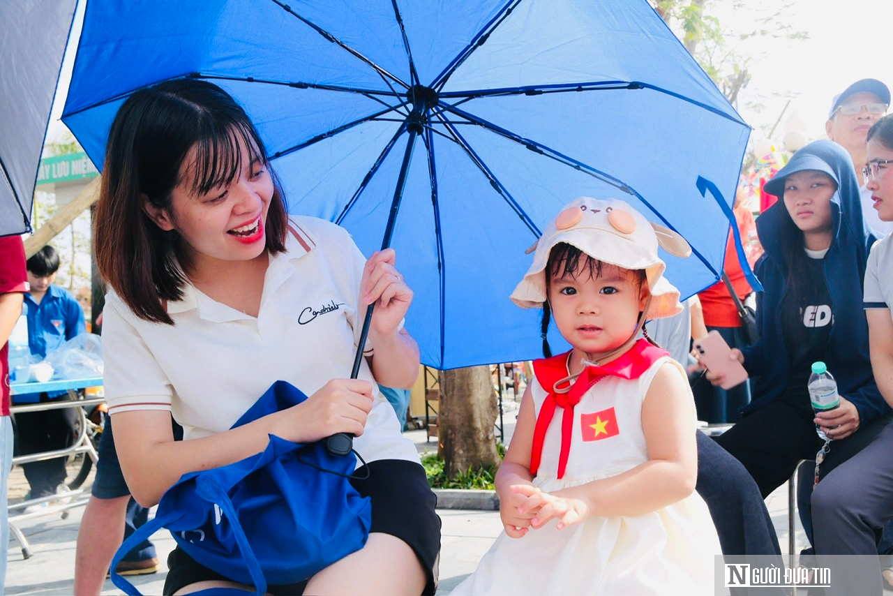 Hàng nghìn người dân Nghệ An háo hức đổ về Quảng trường Hồ Chí Minh xem diễu binh, diễu hành A80- Ảnh 8. Hàng nghìn người dân Nghệ An háo hức đổ về Quảng trường Hồ Chí Minh xem diễu binh, diễu hành A80- Ảnh 8.