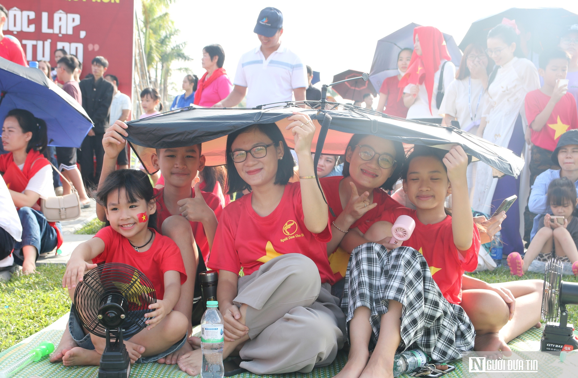 Hàng nghìn người dân Nghệ An háo hức đổ về Quảng trường Hồ Chí Minh xem diễu binh, diễu hành A80- Ảnh 9. Hàng nghìn người dân Nghệ An háo hức đổ về Quảng trường Hồ Chí Minh xem diễu binh, diễu hành A80- Ảnh 9.