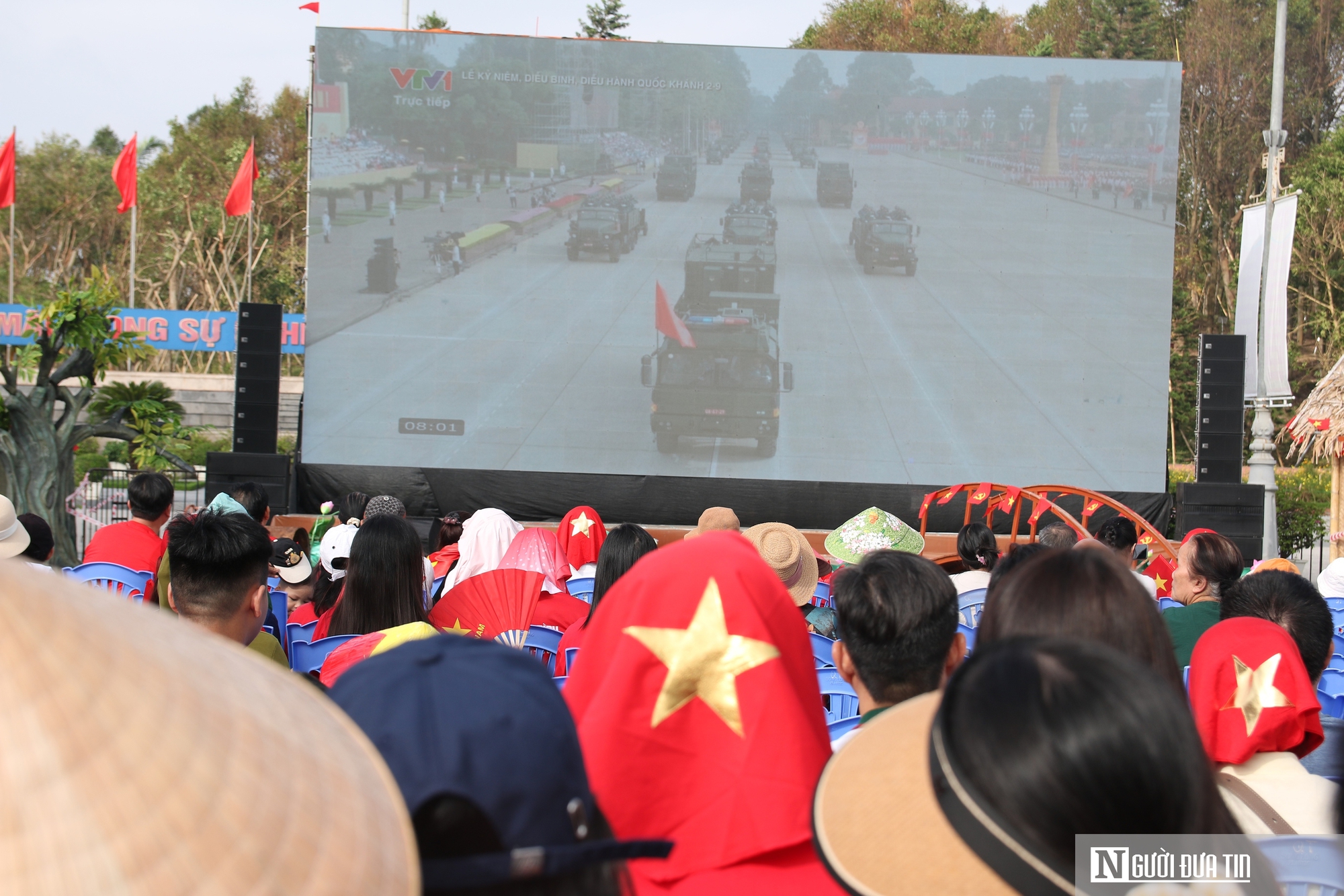 Hàng nghìn người dân Nghệ An háo hức đổ về Quảng trường Hồ Chí Minh xem diễu binh, diễu hành A80- Ảnh 13. Hàng nghìn người dân Nghệ An háo hức đổ về Quảng trường Hồ Chí Minh xem diễu binh, diễu hành A80- Ảnh 13.