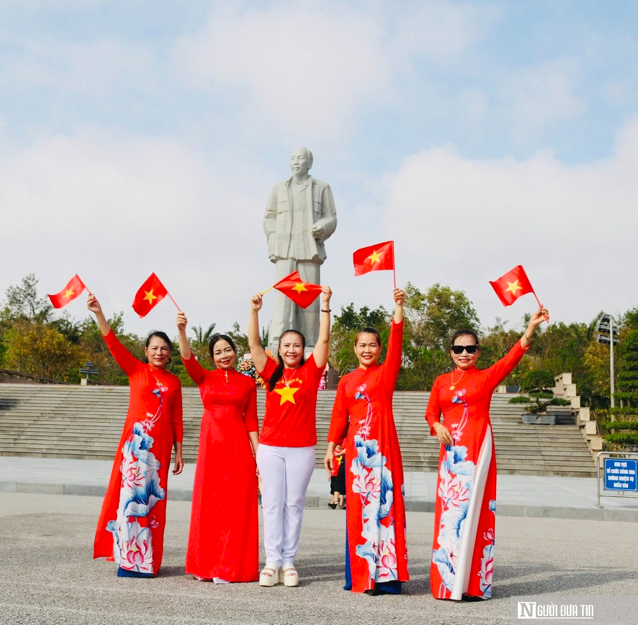 Hàng nghìn người dân Nghệ An háo hức đổ về Quảng trường Hồ Chí Minh xem diễu binh, diễu hành A80- Ảnh 10. Hàng nghìn người dân Nghệ An háo hức đổ về Quảng trường Hồ Chí Minh xem diễu binh, diễu hành A80- Ảnh 10.