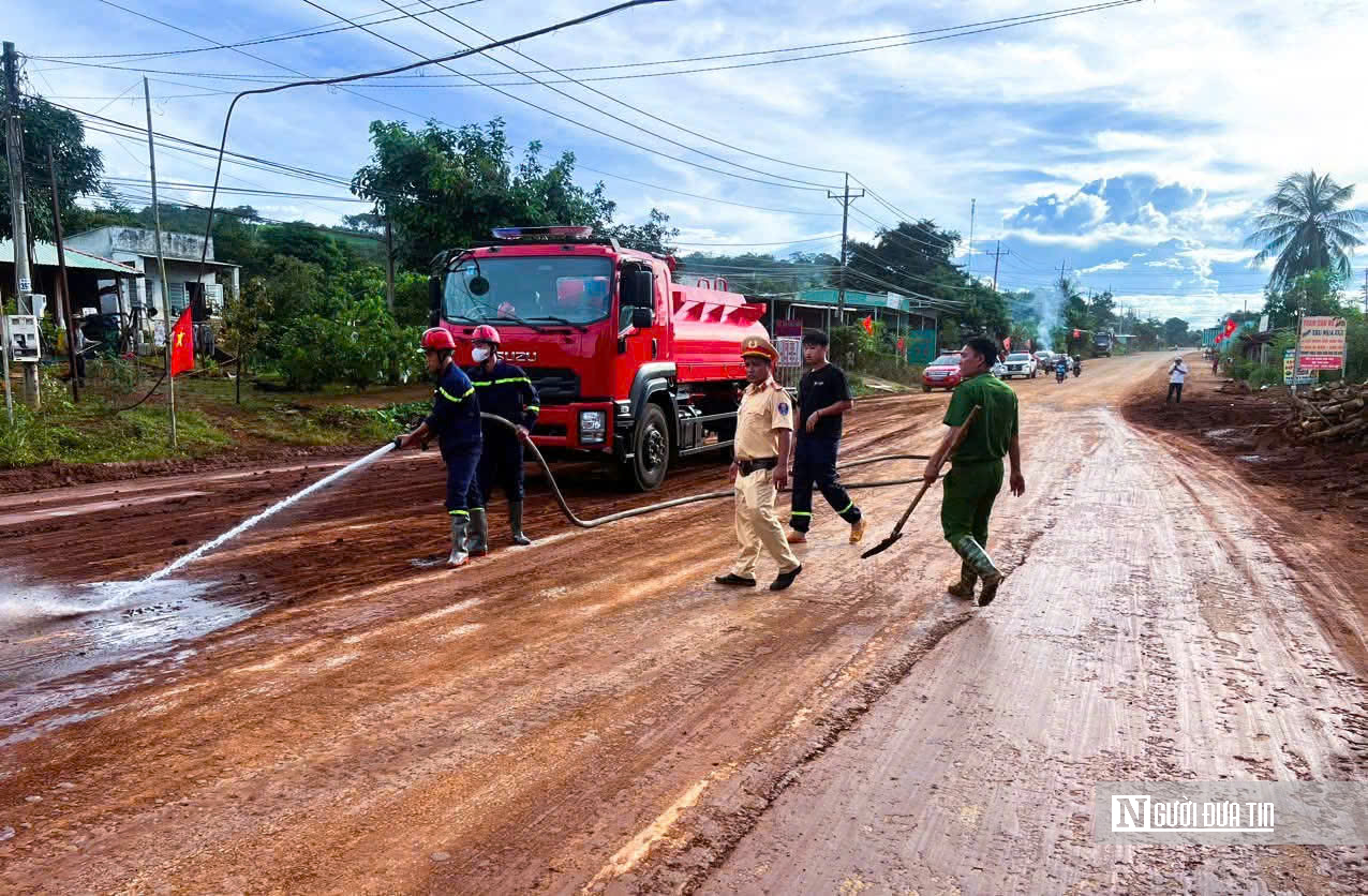 Khẩn cấp ứng phó sạt lở ở Đồng Nai, đảm bảo giao thông thông suốt- Ảnh 1. Khẩn cấp ứng phó sạt lở ở Đồng Nai, đảm bảo giao thông thông suốt- Ảnh 1.