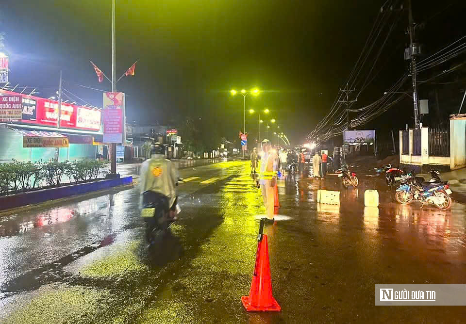 Khẩn cấp ứng phó sạt lở ở Đồng Nai, đảm bảo giao thông thông suốt- Ảnh 5. Khẩn cấp ứng phó sạt lở ở Đồng Nai, đảm bảo giao thông thông suốt- Ảnh 5.