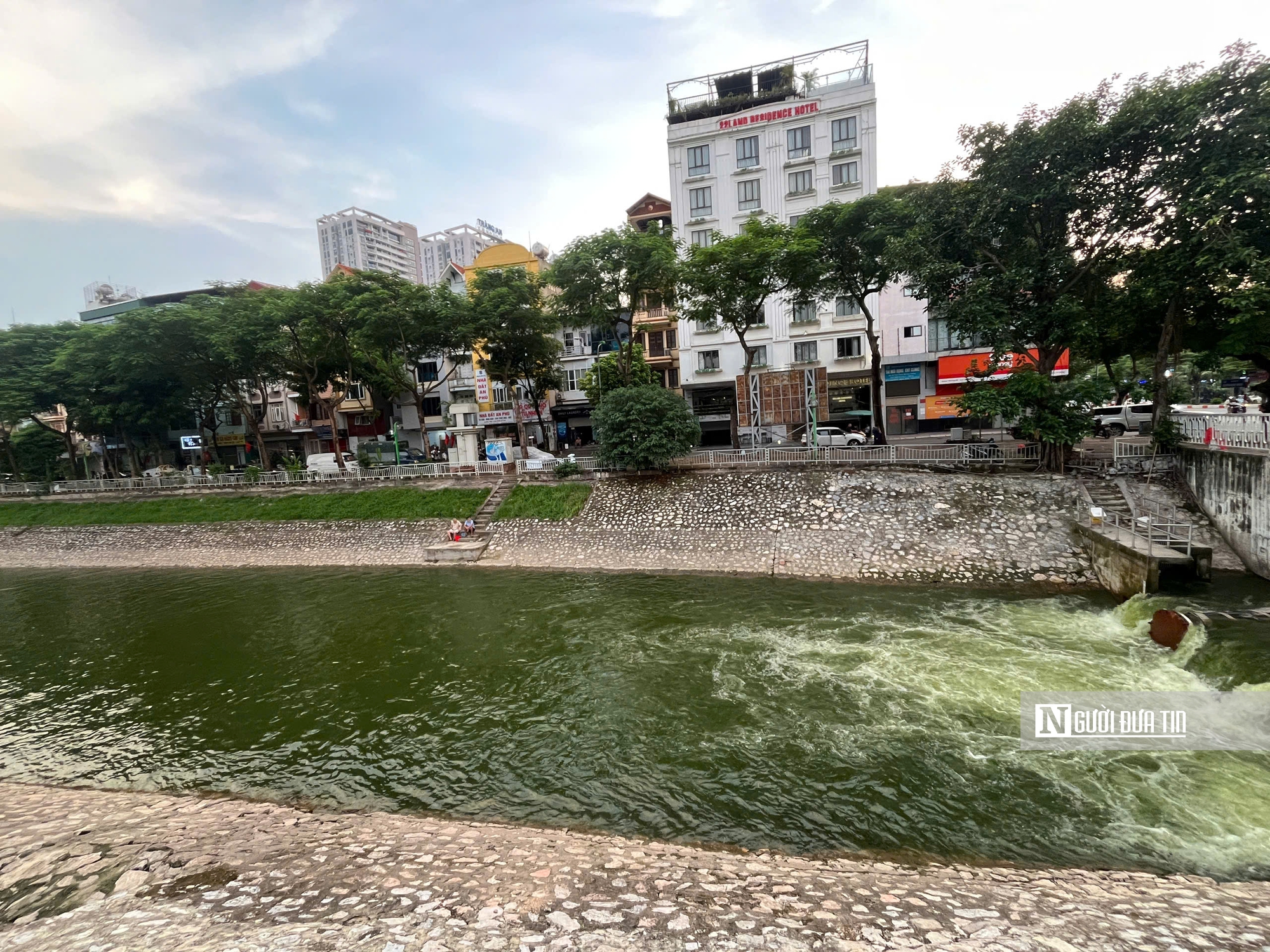 Hà Nội: Sông Tô Lịch đổi màu xanh lạ, hút người dân ra câu cá - Ảnh 4.