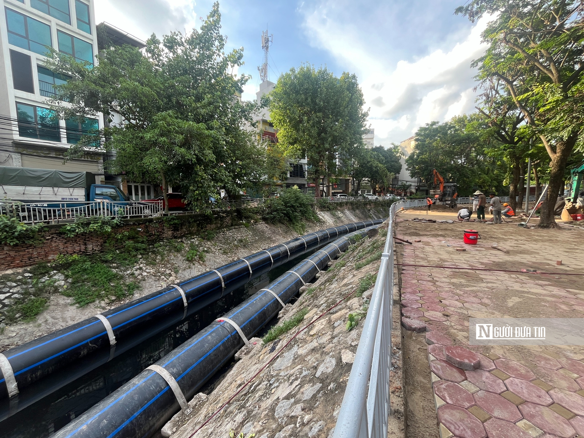 Hà Nội: Sông Tô Lịch đổi màu xanh lạ, hút người dân ra câu cá - Ảnh 10.