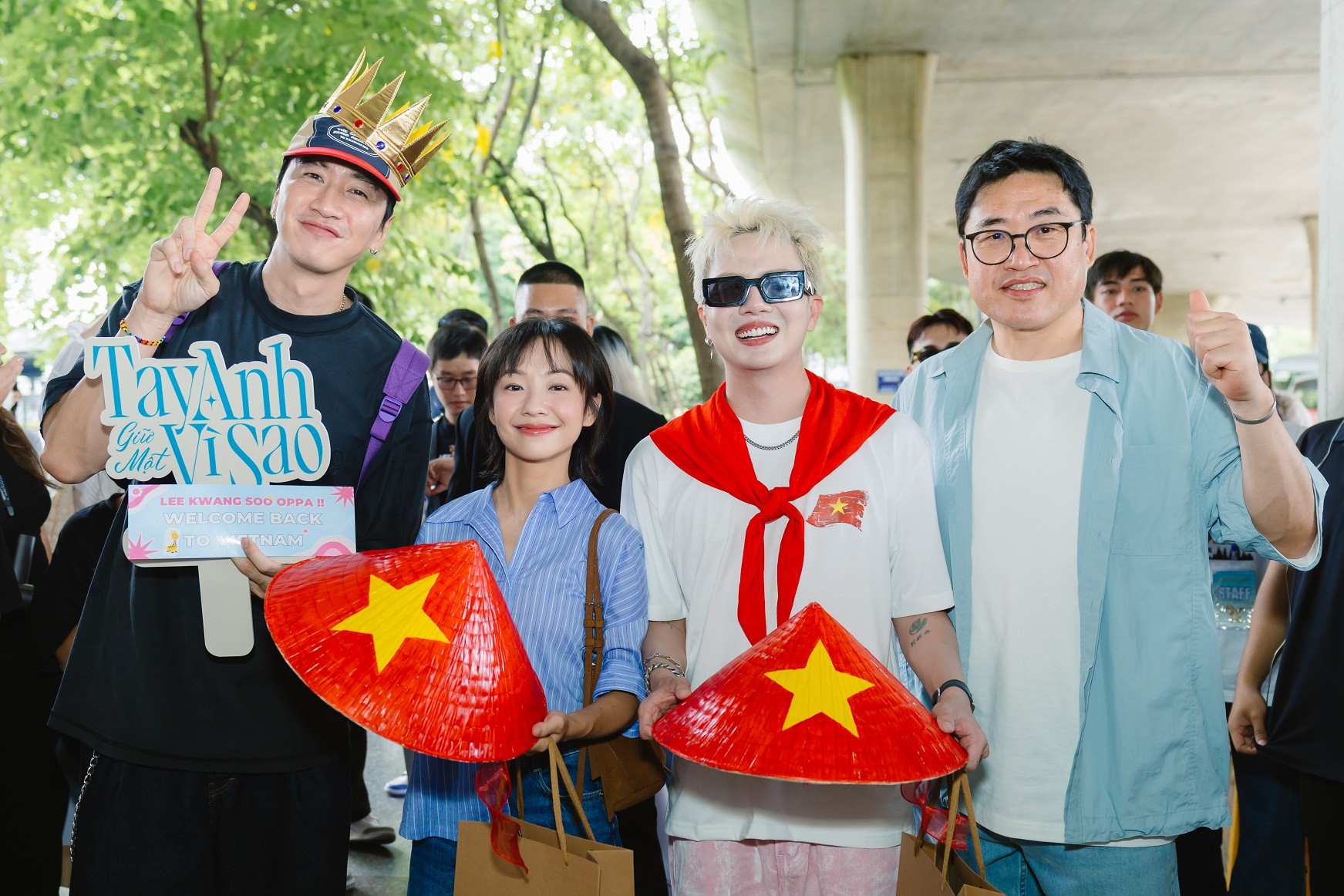 Diễn viên Lee Kwang Soo đội nón lá ở sân bay Tân Sơn Nhất- Ảnh 1. Diễn viên Lee Kwang Soo đội nón lá ở sân bay Tân Sơn Nhất- Ảnh 1.