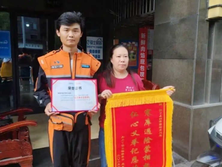 Bản tin 21/9: Hiếm gặp bé trai sinh ra trong "bọc điều" - Ảnh 2.