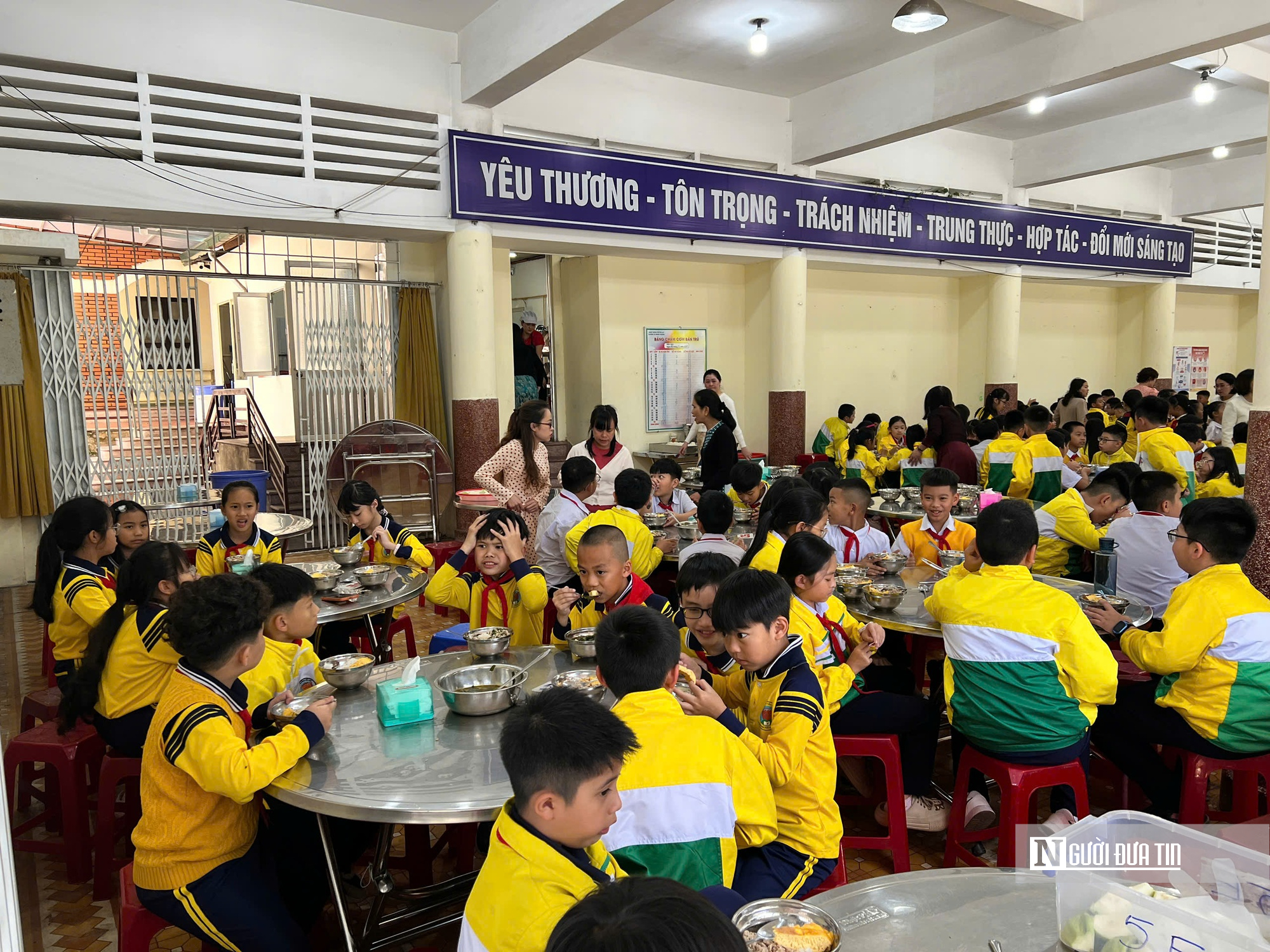 Phụ huynh lo ngại chất lượng bữa ăn bán trú, UBND tỉnh Lâm Đồng chỉ đạo kiểm sát chặt chẽ - Ảnh 1.