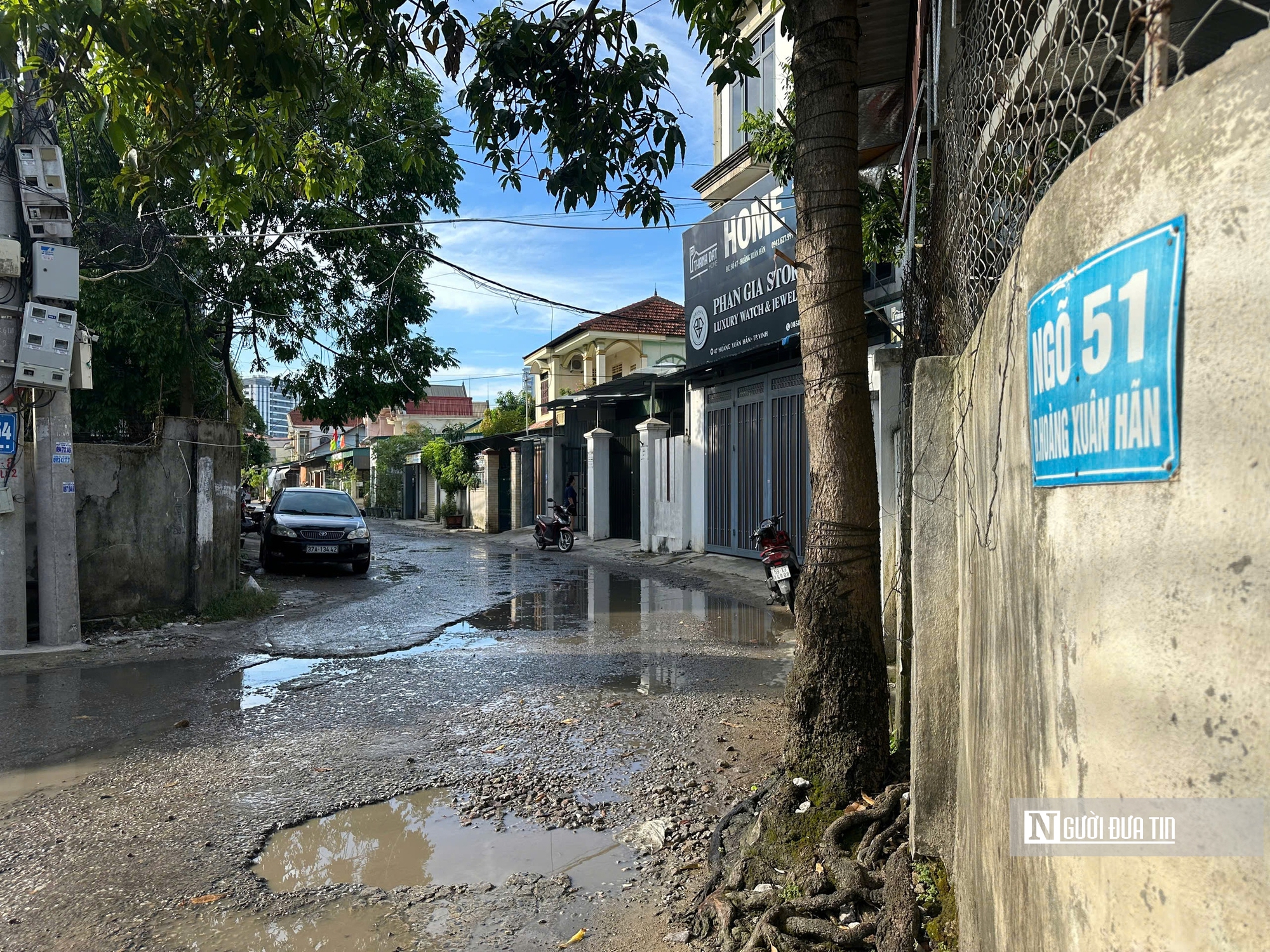 Cận cảnh nhiều tuyến đường xuống cấp, bong tróc nham nhở ngay giữa đô thị Nghệ An- Ảnh 1. Cận cảnh nhiều tuyến đường xuống cấp, bong tróc nham nhở ngay giữa đô thị Nghệ An- Ảnh 1.