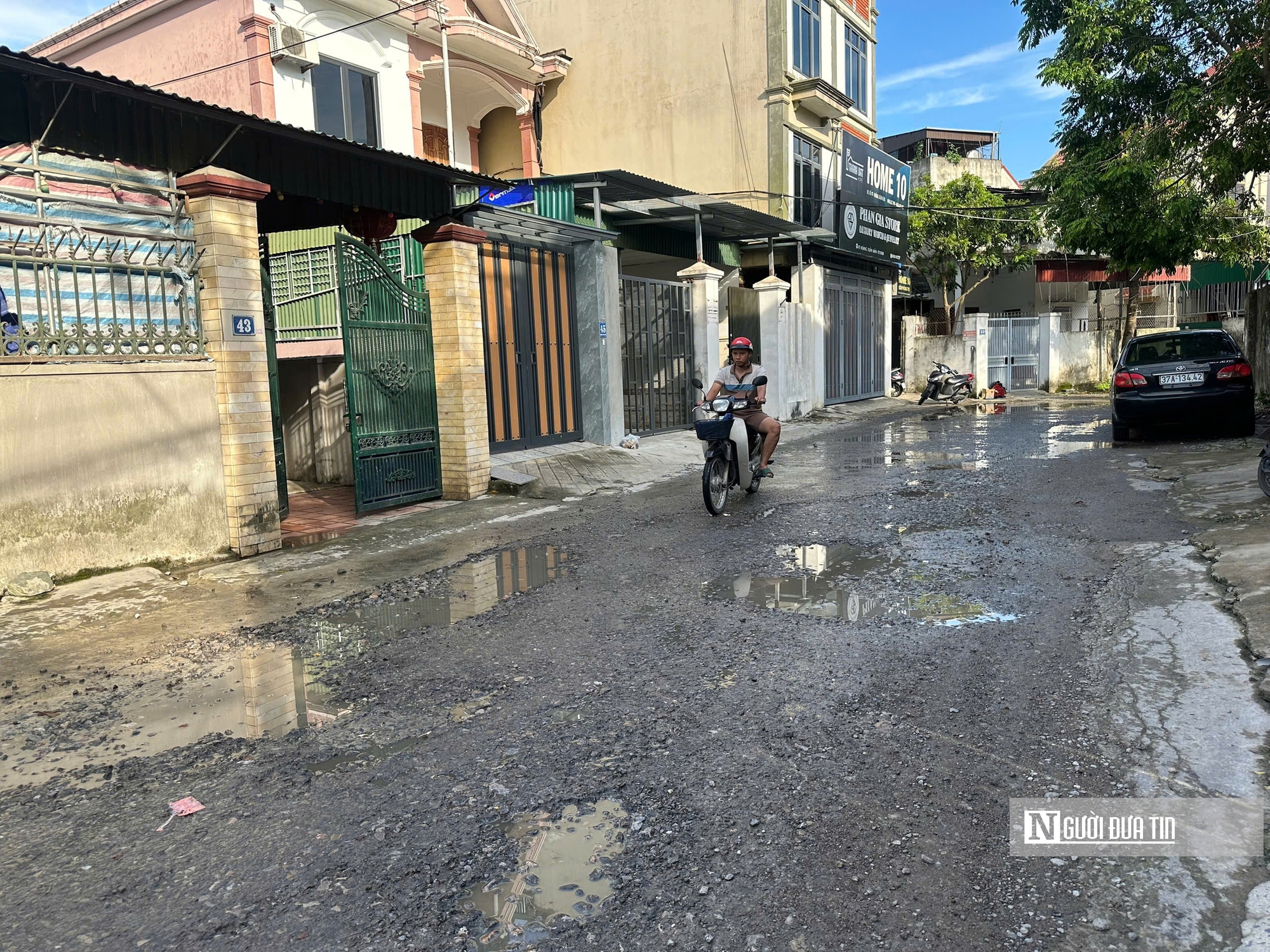Cận cảnh nhiều tuyến đường xuống cấp, bong tróc nham nhở ngay giữa đô thị Nghệ An- Ảnh 3. Cận cảnh nhiều tuyến đường xuống cấp, bong tróc nham nhở ngay giữa đô thị Nghệ An- Ảnh 3.