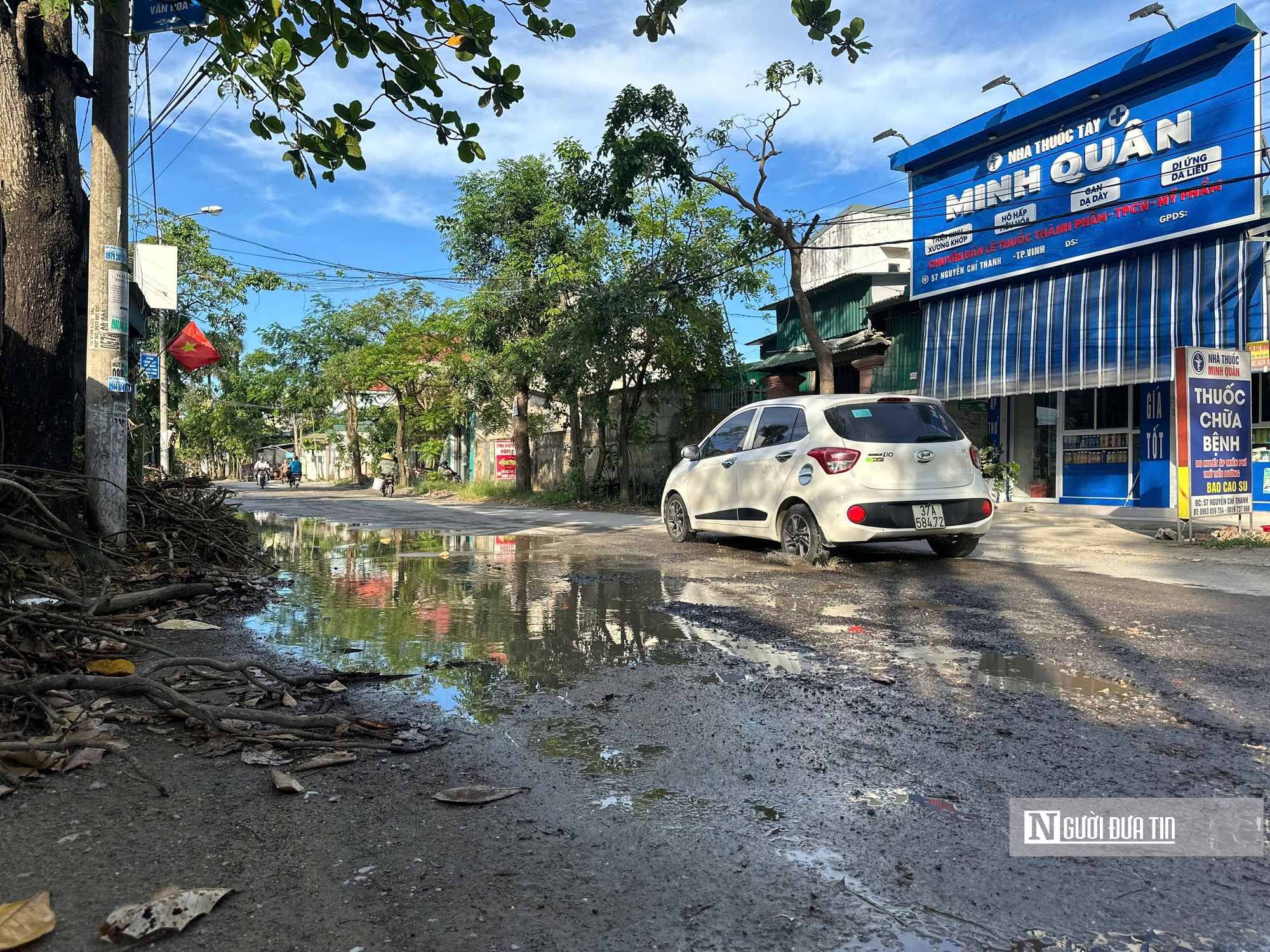 Cận cảnh nhiều tuyến đường xuống cấp, bong tróc nham nhở ngay giữa đô thị Nghệ An- Ảnh 4. Cận cảnh nhiều tuyến đường xuống cấp, bong tróc nham nhở ngay giữa đô thị Nghệ An- Ảnh 4.