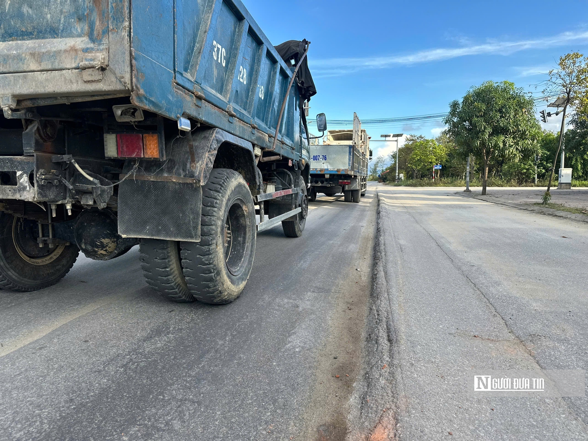 Cận cảnh nhiều tuyến đường xuống cấp, bong tróc nham nhở ngay giữa đô thị Nghệ An- Ảnh 9. Cận cảnh nhiều tuyến đường xuống cấp, bong tróc nham nhở ngay giữa đô thị Nghệ An- Ảnh 9.