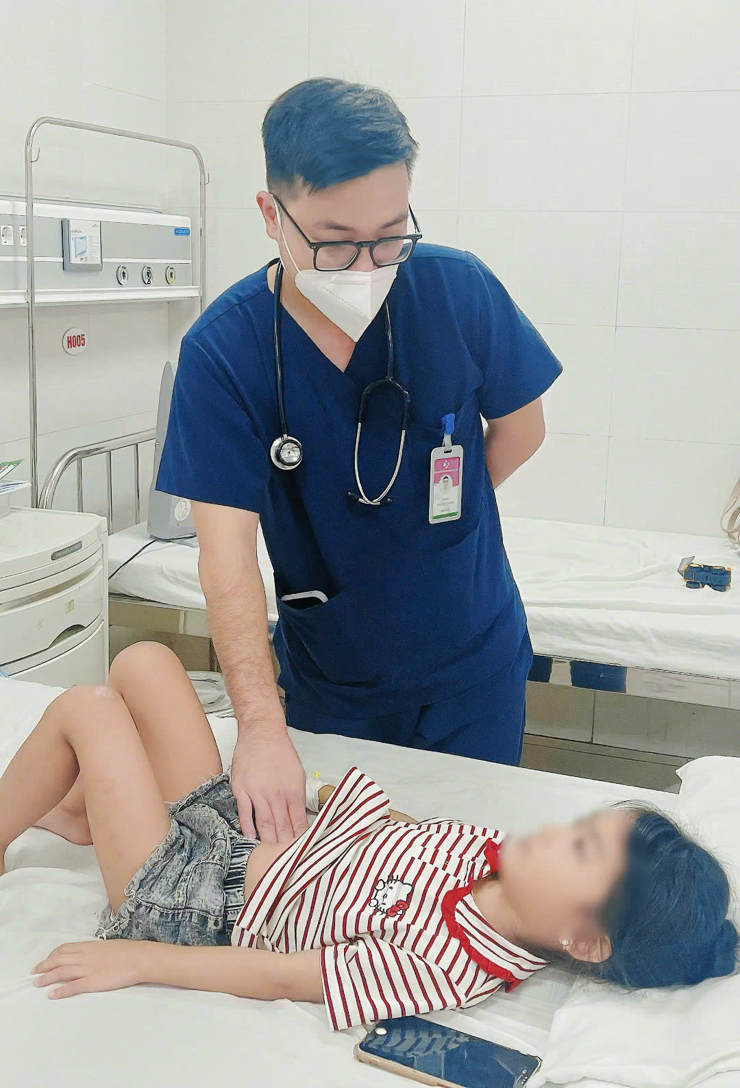 Bé gái 5 tuổi nhập viện vì đau rát họng, bác sĩ phát hiện thứ "quen thuộc" bên trong - Ảnh 2.