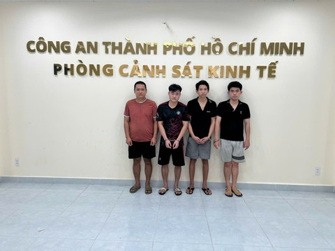 Bắt nhóm sản xuất nước giặt, nước xả giả số lượng khủng tại Tp.HCM- Ảnh 1. Bắt nhóm sản xuất nước giặt, nước xả giả số lượng khủng tại Tp.HCM- Ảnh 1.