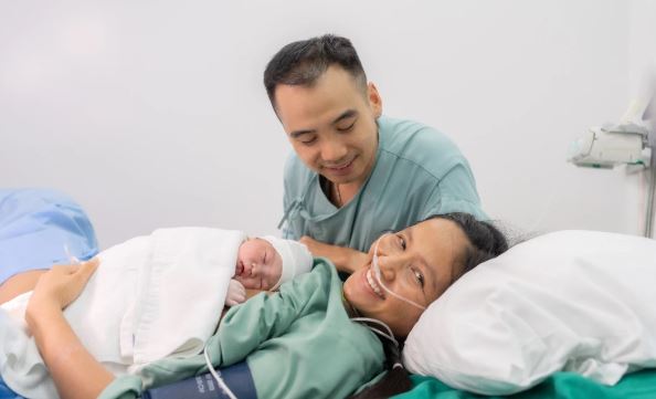 Hoa hậu H'Hen Niê sinh con đầu lòng, khoe cận diện mạo nhóc tỳ - Ảnh 1.