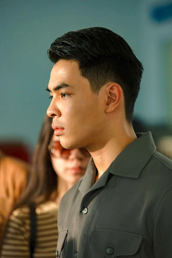 Tử chiến trên không: Cảnh vệ đẹp trai gây "sốt" là con trai của "ông hoàng phòng vé" - Ảnh 1.