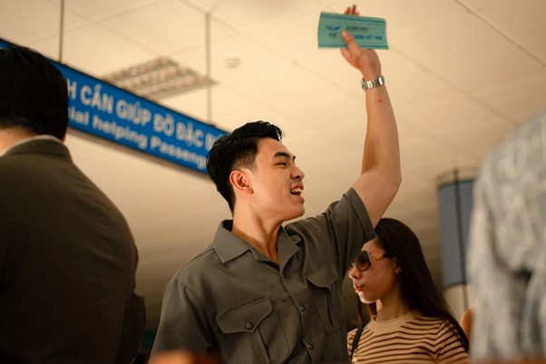 Tử chiến trên không: Cảnh vệ đẹp trai gây "sốt" là con trai của "ông hoàng phòng vé" - Ảnh 3.