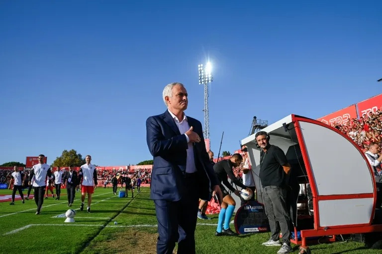 Mourinho ăn mừng cuồng nhiệt trong ngày trở lại Benfica sau 25 năm- Ảnh 2. Mourinho ăn mừng cuồng nhiệt trong ngày trở lại Benfica sau 25 năm- Ảnh 2.