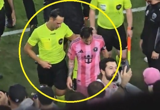 Hành động "lén lút" của trọng tài và Messi gây tranh cãi- Ảnh 2. Hành động "lén lút" của trọng tài và Messi gây tranh cãi- Ảnh 2.