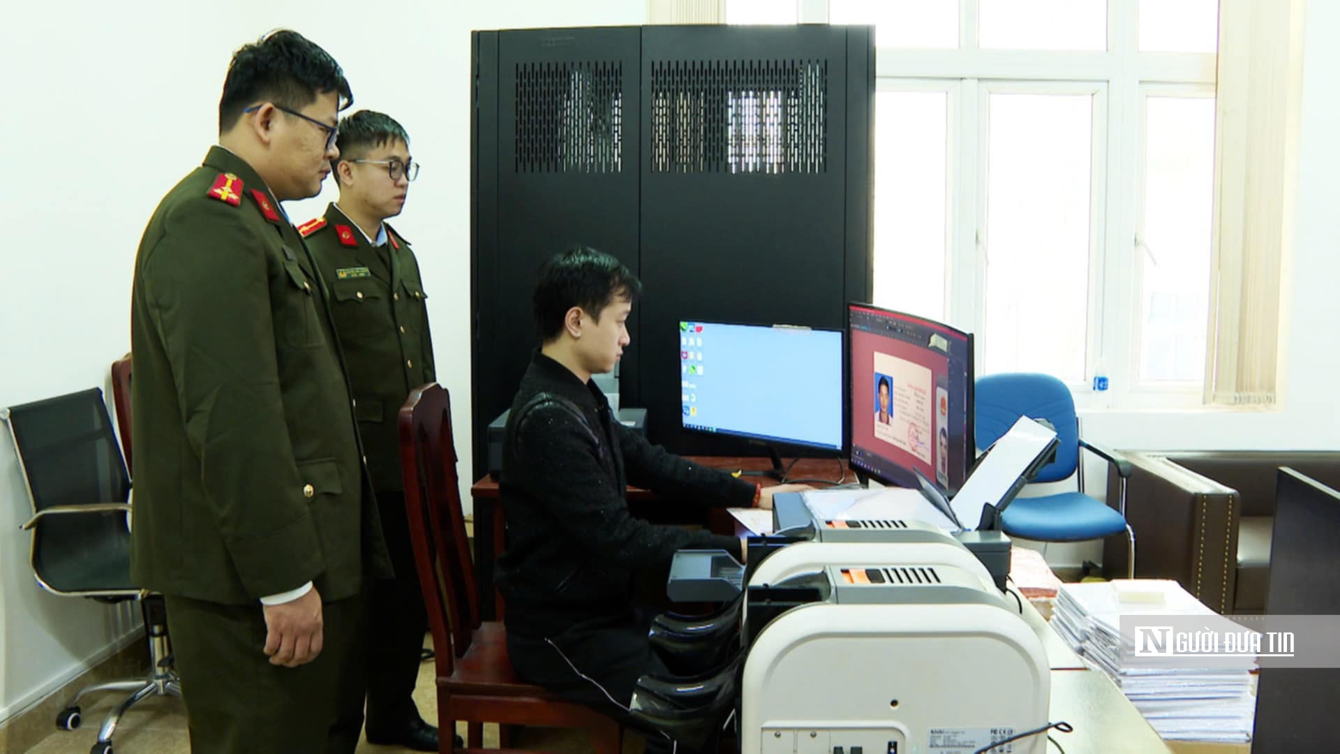 Thủ đoạn tinh vi của 9x cầm đầu đường dây làm giả giấy tờ với quy mô "khủng"- Ảnh 1. Thủ đoạn tinh vi của 9x cầm đầu đường dây làm giả giấy tờ với quy mô "khủng"- Ảnh 1.