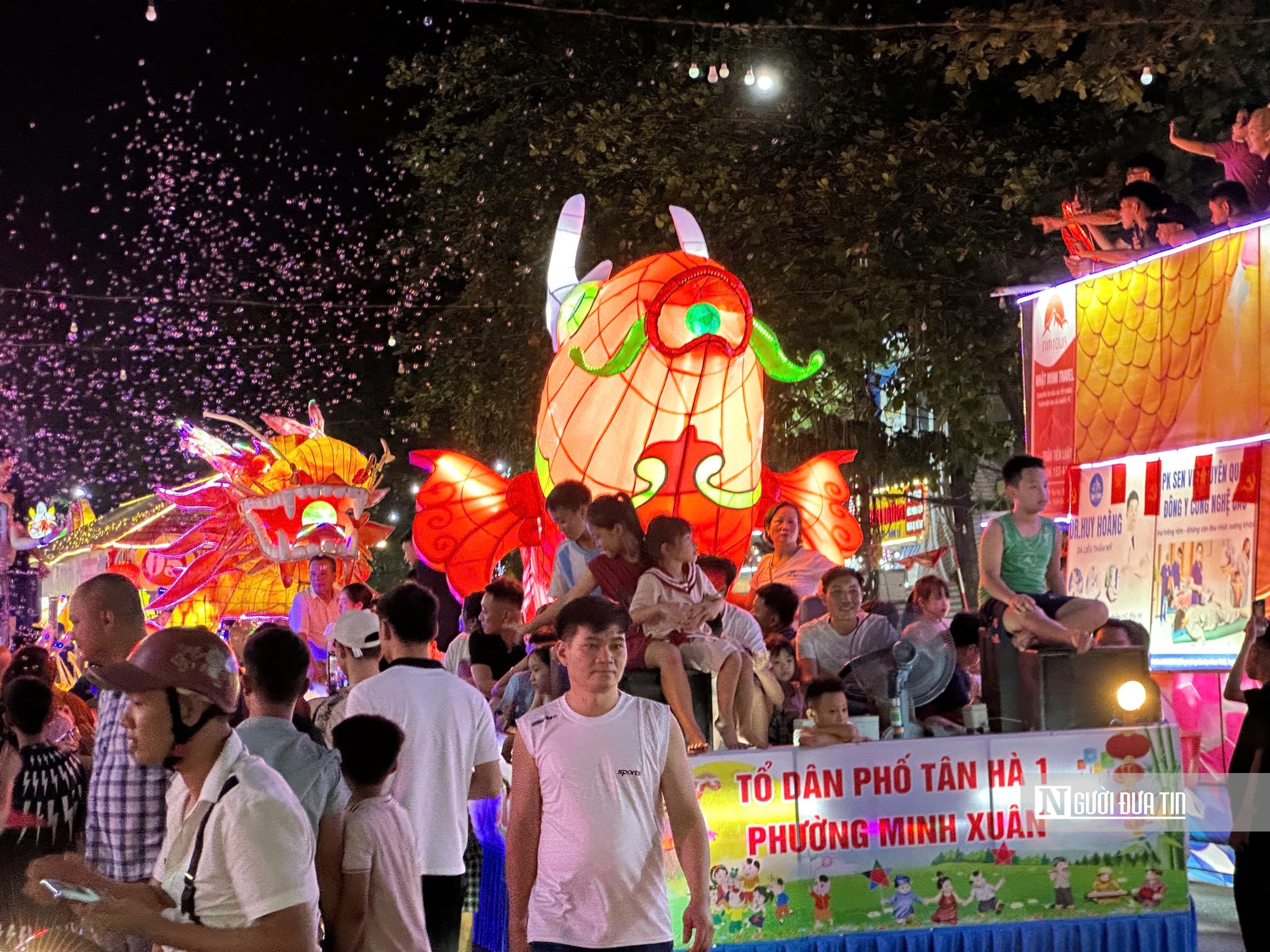 Du khách ùn ùn kéo về Tuyên Quang vui Trung thu sớm- Ảnh 1. Du khách ùn ùn kéo về Tuyên Quang vui Trung thu sớm- Ảnh 1.