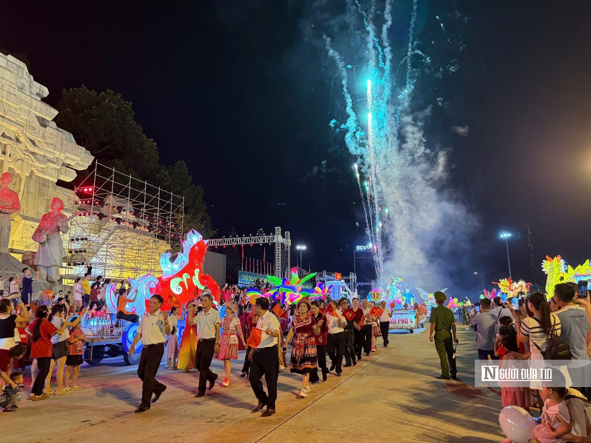 Du khách ùn ùn kéo về Tuyên Quang vui Trung thu sớm- Ảnh 6. Du khách ùn ùn kéo về Tuyên Quang vui Trung thu sớm- Ảnh 6.