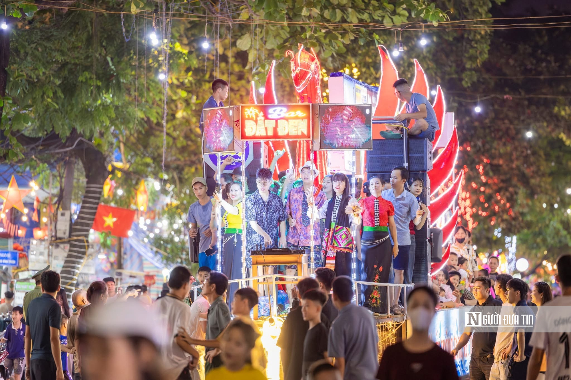 Du khách ùn ùn kéo về Tuyên Quang vui Trung thu sớm- Ảnh 7. Du khách ùn ùn kéo về Tuyên Quang vui Trung thu sớm- Ảnh 7.