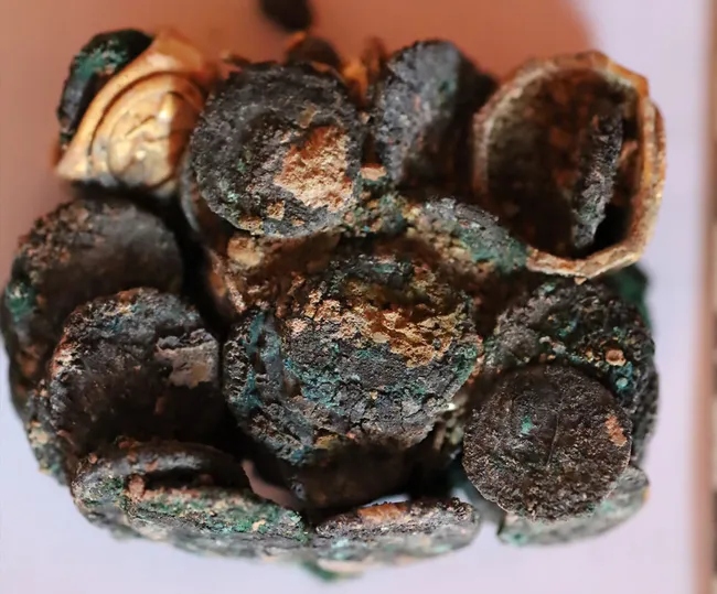 Phát hiện "kho báu" quý giá trong ngôi nhà bị cháy- Ảnh 1. Phát hiện "kho báu" quý giá trong ngôi nhà bị cháy- Ảnh 1.