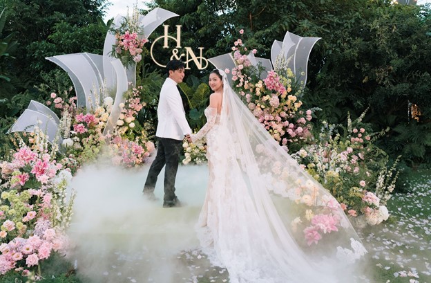 Nhật Kim Anh bắt được hoa cưới của vợ chồng Hồ Quang Hiếu- Ảnh 1.